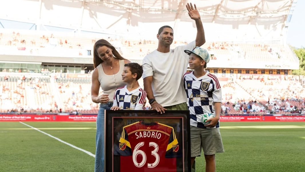 Álvaro Saborío junto a su familia, durante el homenaje en el America First Field del Real Salt Lake.