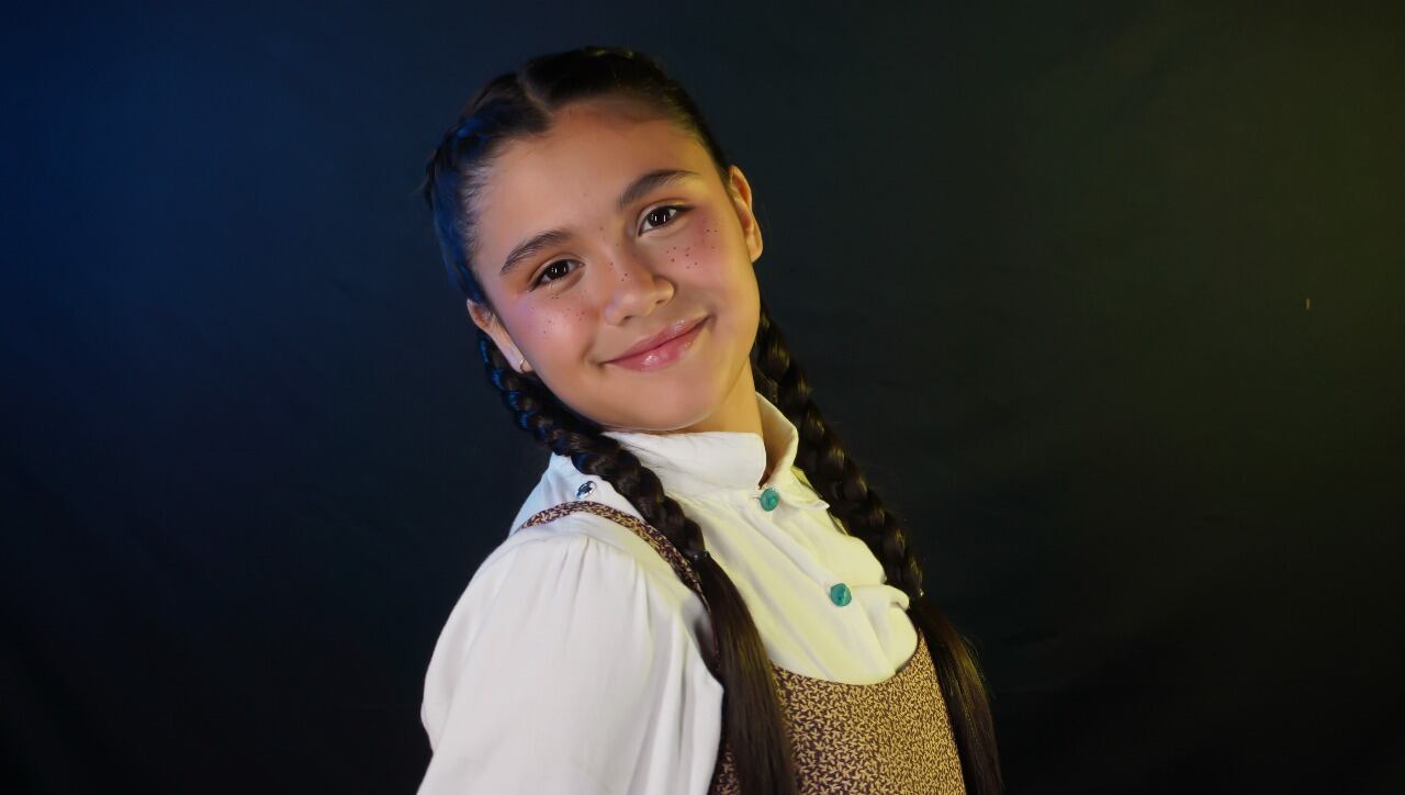 La puesta en escena cuenta con un doble elenco. Los papeles de Hansel y Gretel son interpretados por Mateo Quesada y Maricer Picado (en la fotografía) en la versión infantil.