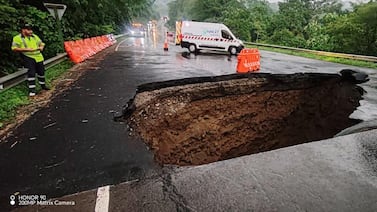 Ruta 27 cerrada por hundimiento en Orotina
