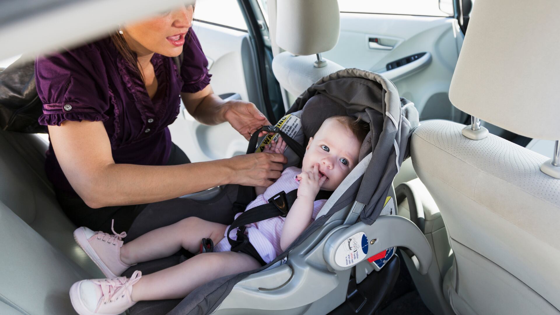 Multaron a 329 personas por no cumplir reglas sobre transporte seguro de niños en automóviles.