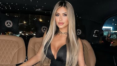 ‘Playboy’ la nombró la mujer perfecta, pero sus cirugías hicieron que la detuvieran en el aeropuerto