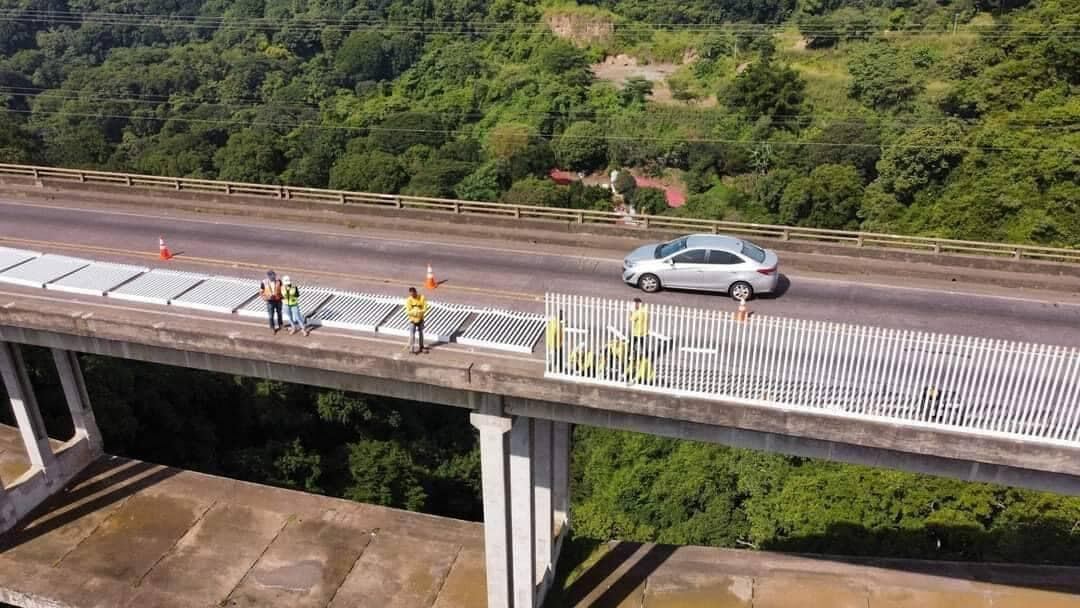 Las barandas en el puente Rafael Iglesias en Grecia buscan evitar suicidios.
Fotografía: Facebook diputado Diego Vargas