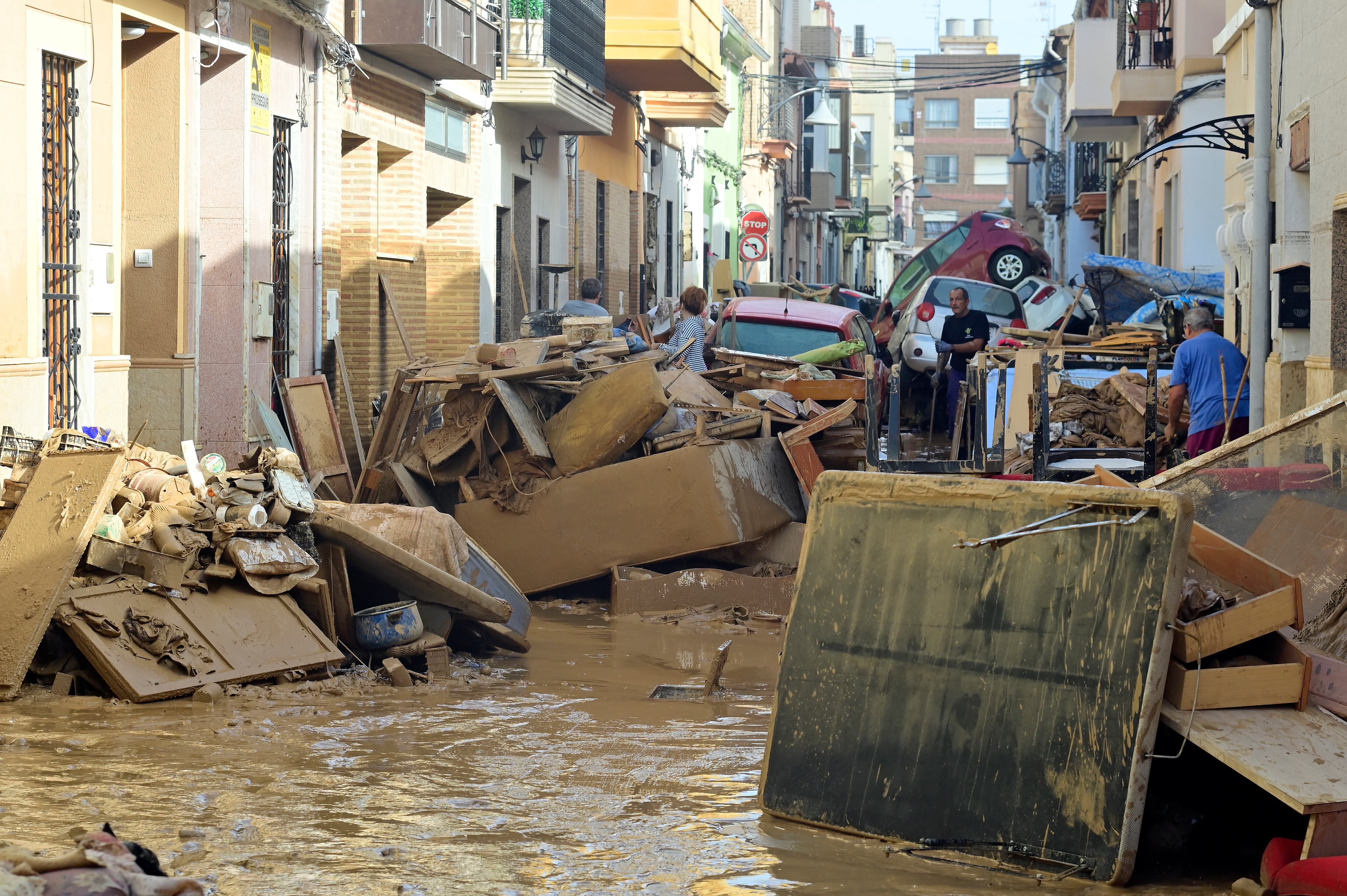 Residentes limpian sus casas en Alfafar tras las devastadoras inundaciones que dejaron al menos 95 muertos y sumergieron calles bajo un manto de lodo. Foto: JOSE JORDAN / AFP