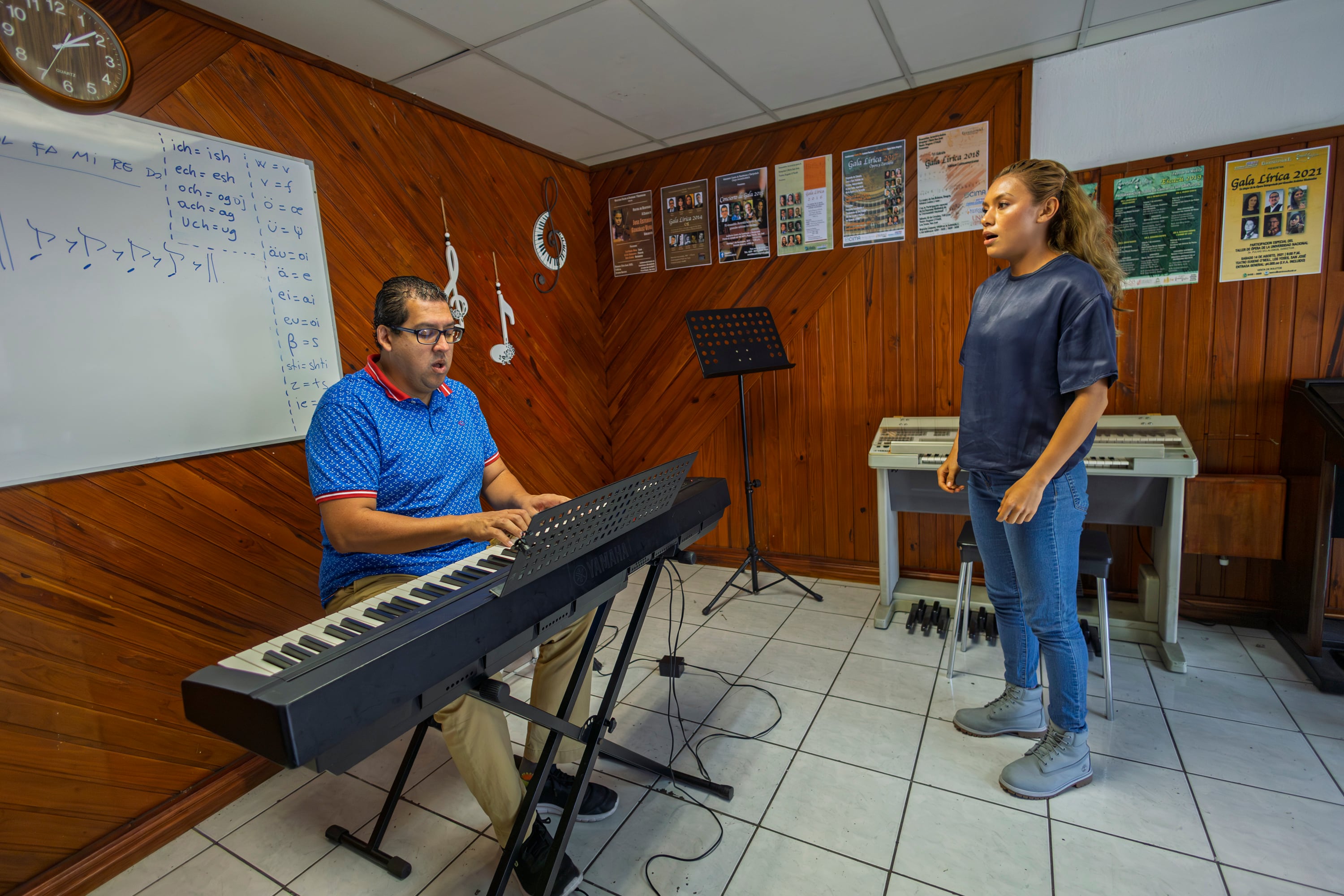 12/03/2025, San José, Escazú, entrevista con Nohelia vargas y su mamá Dixiana Mena, en las clases de canto que recibe con el profesor de canto de la UCR Ono Mora.