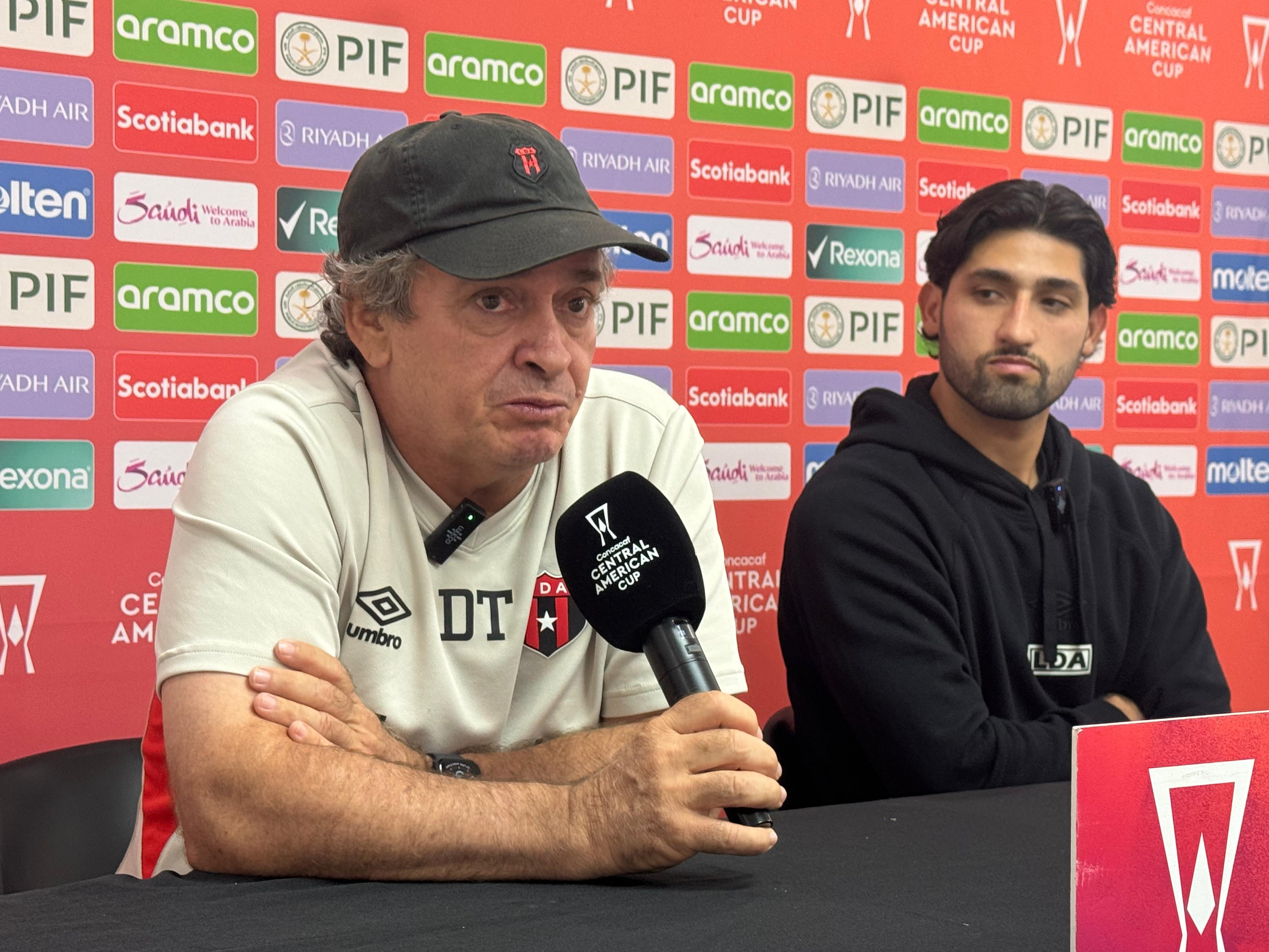 Óscar Ramírez y Aarón Salazar atendieron a los medios de comunicación en la víspera del partido entre Managua FC y Liga Deportiva Alajuelense, en la segunda jornada de la fase de grupos de la Copa Centroamericana de Concacaf.
