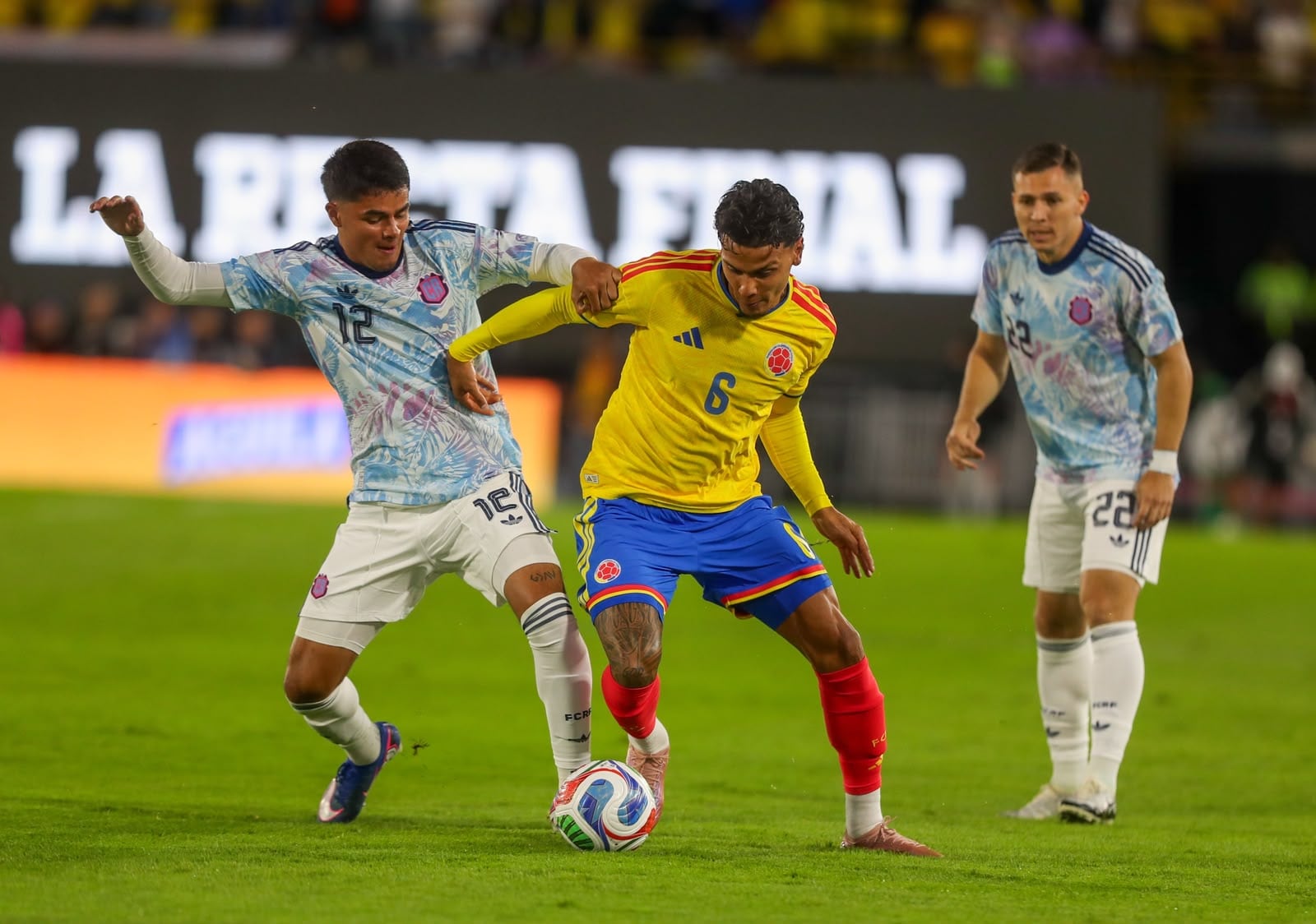 Manfred Ugalde lucha por el balón con Richard Ríos en el partido amistoso entre Colombia y la Selección de Costa Rica, en Bogotá.