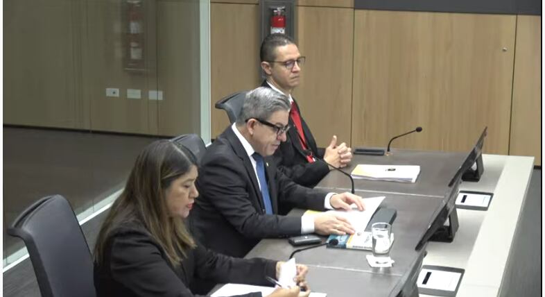 Warner Molina (centro) compareció ante los diputados en torno a proyectos que están en la corriente legislativa, referidos a crimen organizado. Le acompañaron Mayra Campos y Pablo Cedeño, fiscales addjuntos. Foto: Cortesía.