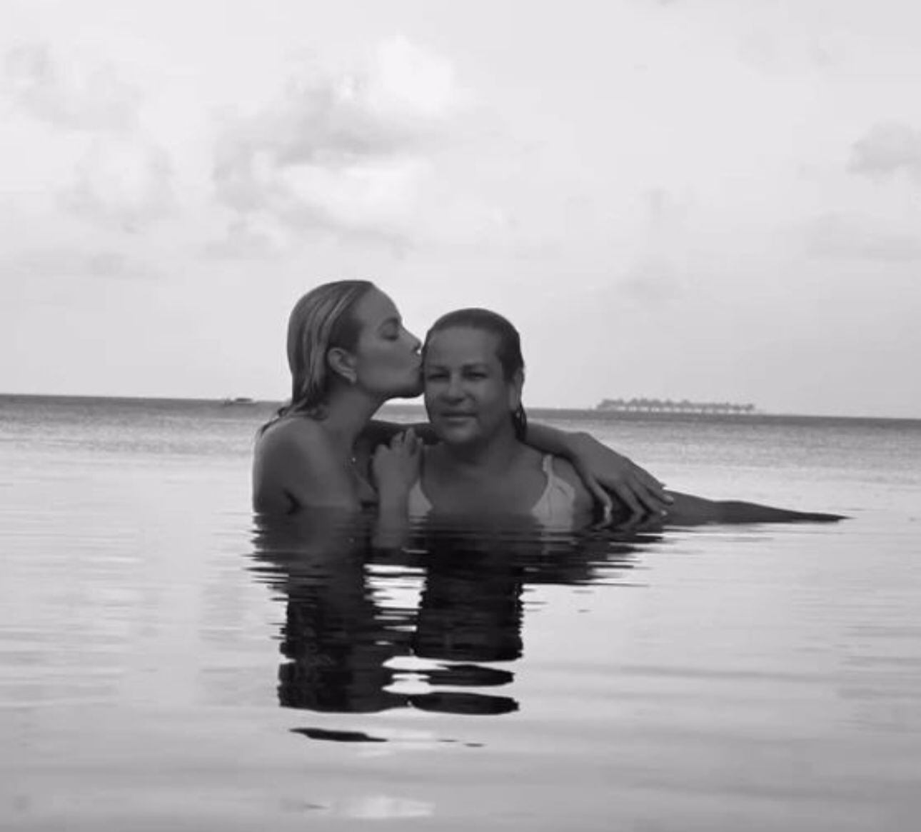 Andrea Salas y su madre Sara Bermúdez. Foto: Instagram