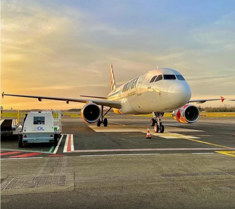 Hombre succionado por turbina de avión