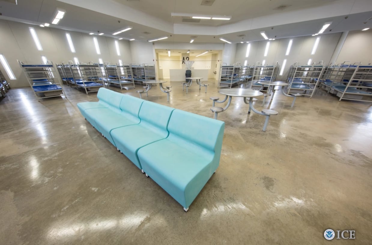 Instalaciones en el centro de ICE Port Isabel Detention Center.