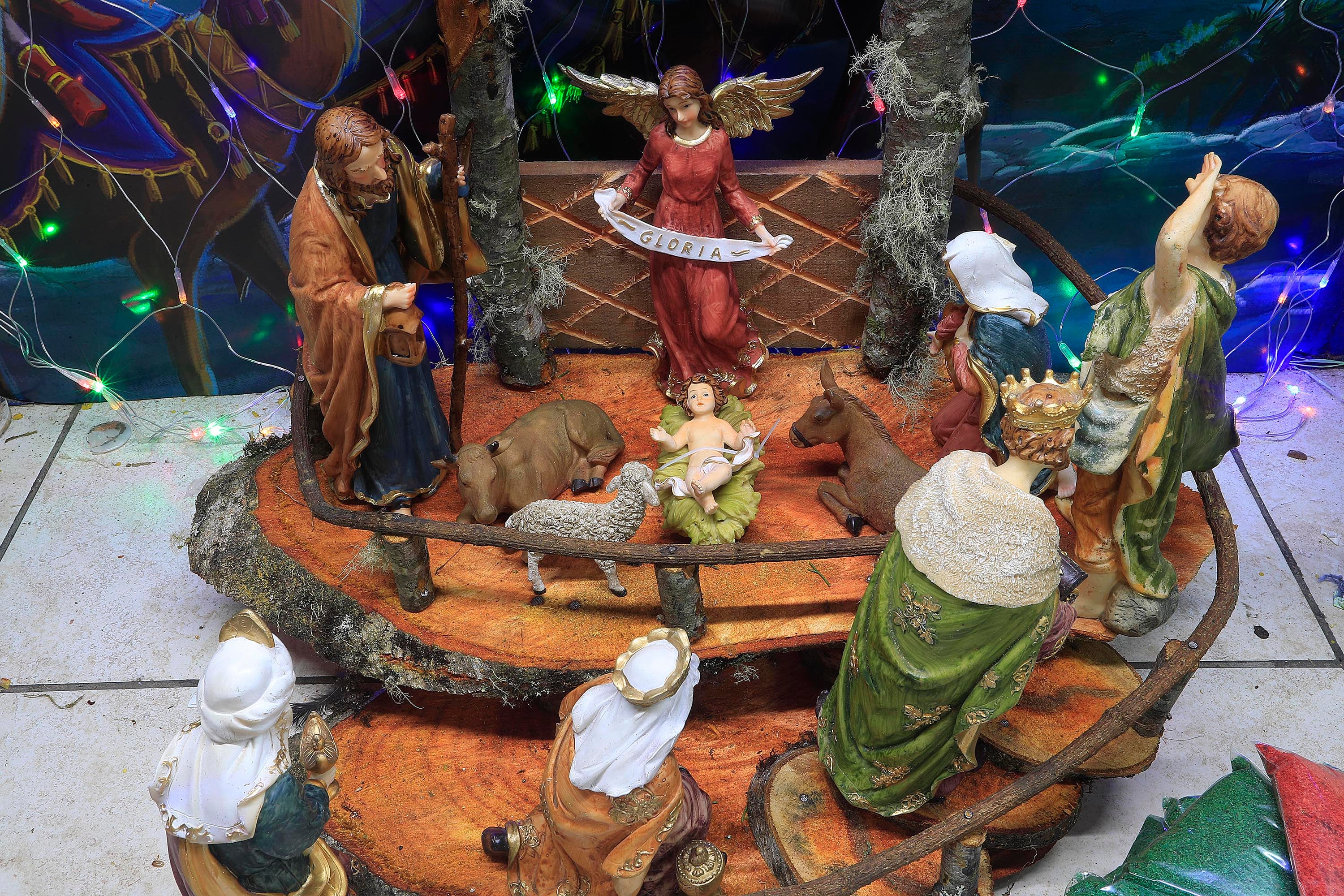 El Mercado Central de San José se llena de luces, aserrín y figuras navideñas durante el mes de diciembre. No pueden faltar los pasitos con su Niñito Dios, José, María y los tres Reyes Magos, entre otros personajes.