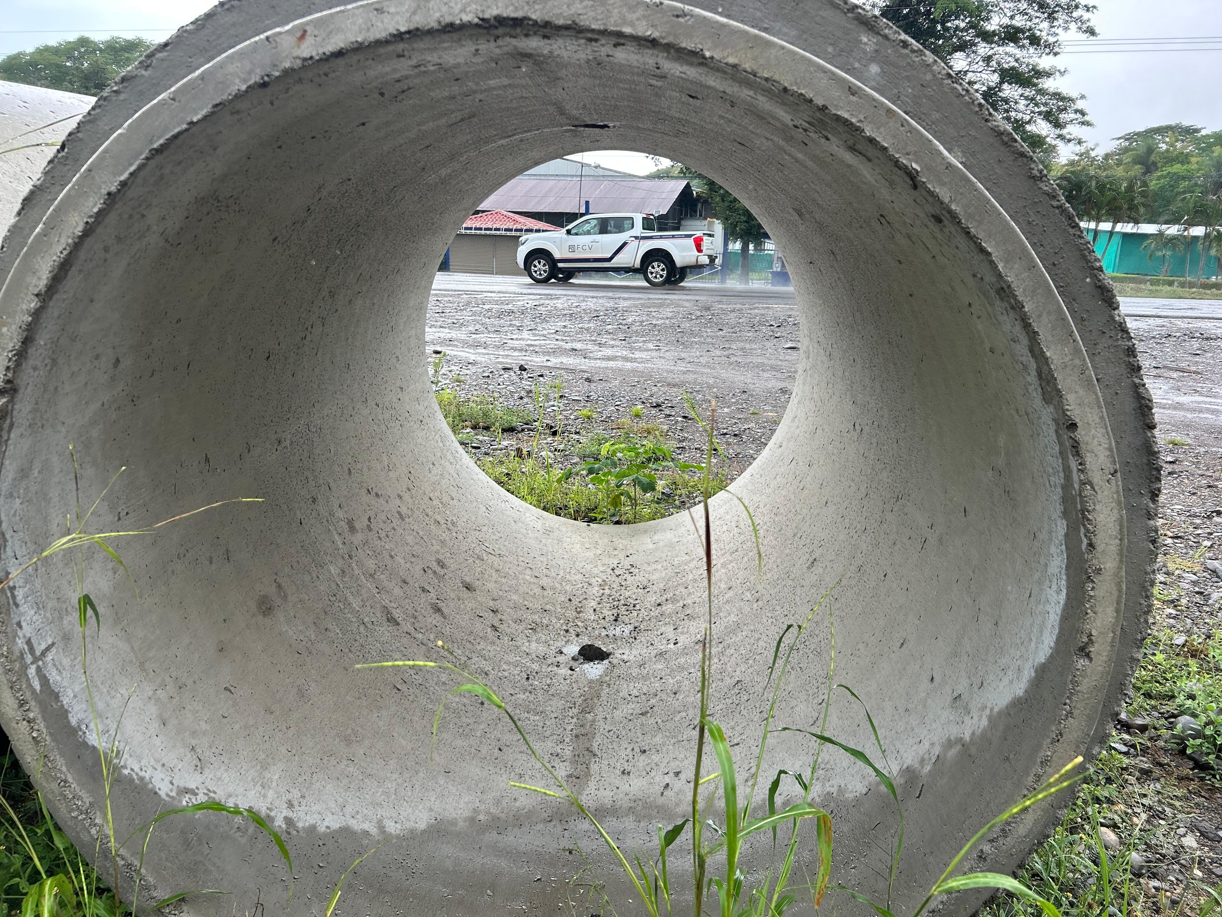 Alcantarillas abandonadas a un lado del camino, en Matapalo, cerca de la entrada de Abangares el 16-10-25.