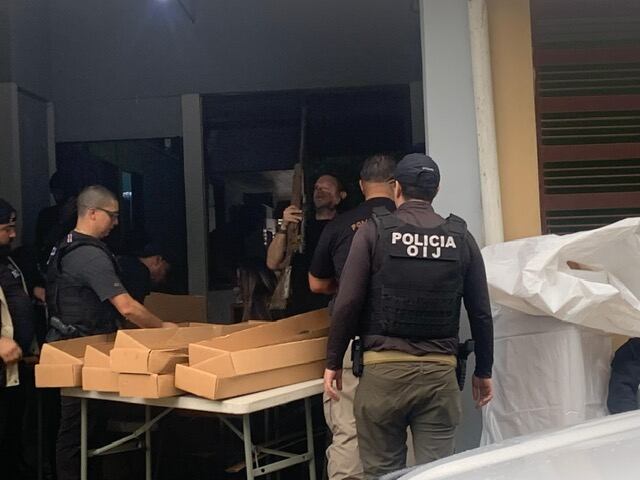 Agentes judiciales y Fiscales descubrieron enorme arsenal a cuatro casas de donde vivía Peña Russell en Atlántida de Limón.