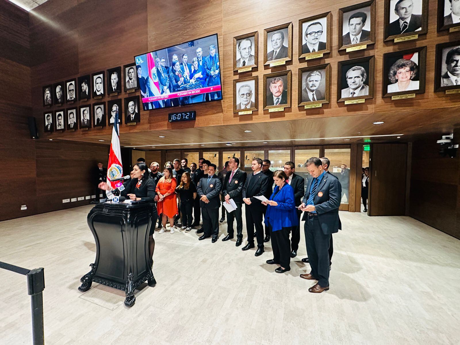 Diputados y estudiantes realizaron conferencia de prensa para solicitar una redistribución del FEES.