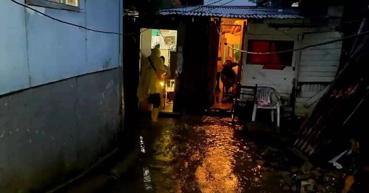 Las fuertes lluvias que cayeron sobre la zona norte, el pasado domingo 11 de junio, provocaron el anegamiento de dos viviendas en Ciudad Quesada de San Carlos. En apariencia, un alud habría caído sobre un paso de agua, lo que provocó que este se rebalsara y afectara las viviendas. (Foto: suministrada por Edgar Chinchilla, corresponsal GN)
