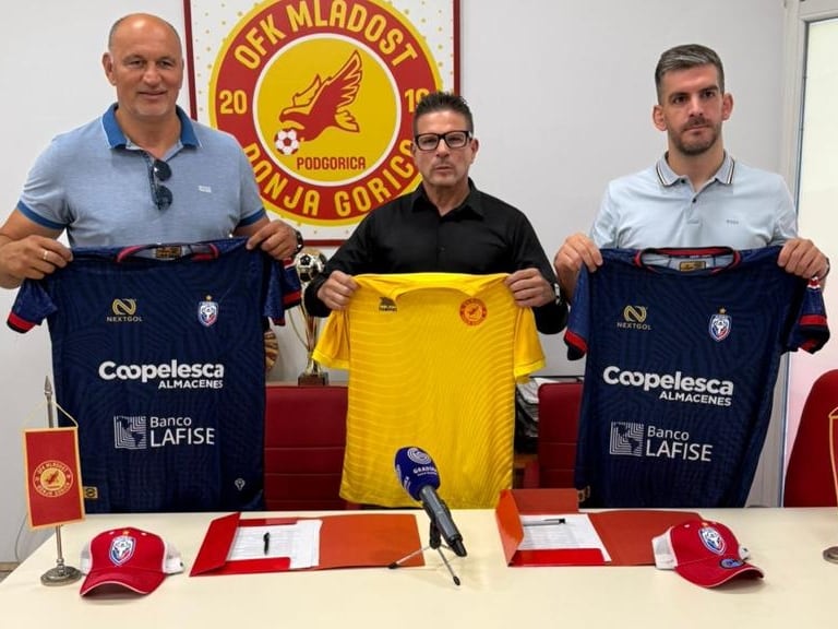 Luis Carlos Chacón, presidente de San Carlos, en la firma de su participación con Mladost de Serbia.