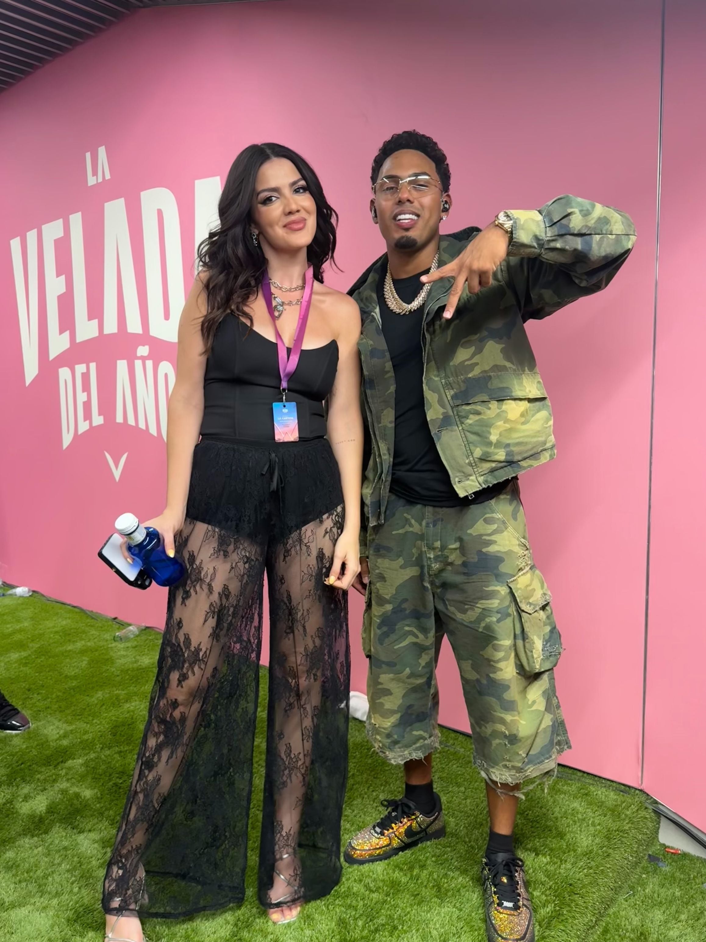 La periodista costarricense Pamela Muñoz compartió con artistas durante La Velada del año. En la fotografía junto a Mike Towers.