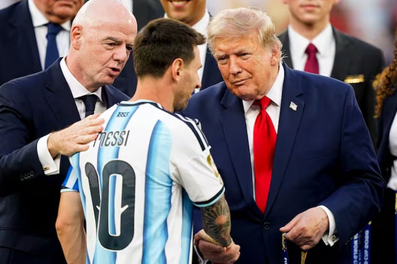 Donald Trump le colgó la medalla de subcampeón a Lionel Messi, en la premiación del Mundial 2026.