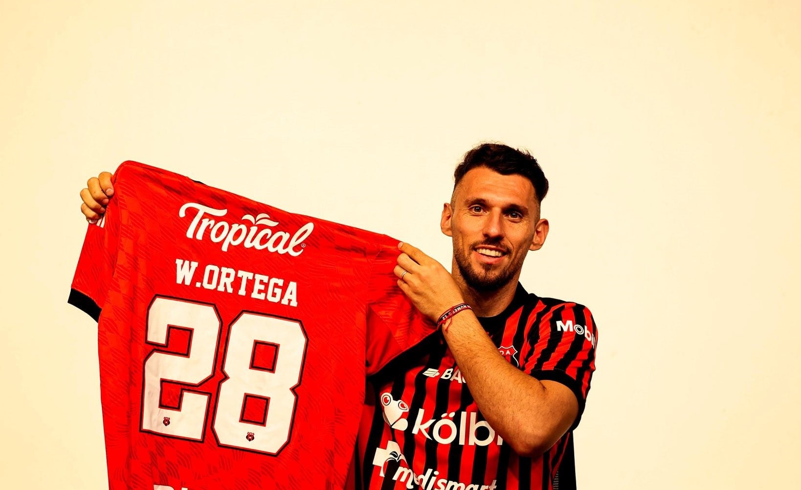 Washington Ortega muestra en una camisa hasta cuándo tiene contrato con Liga Deportiva Alajuelense: 2028.