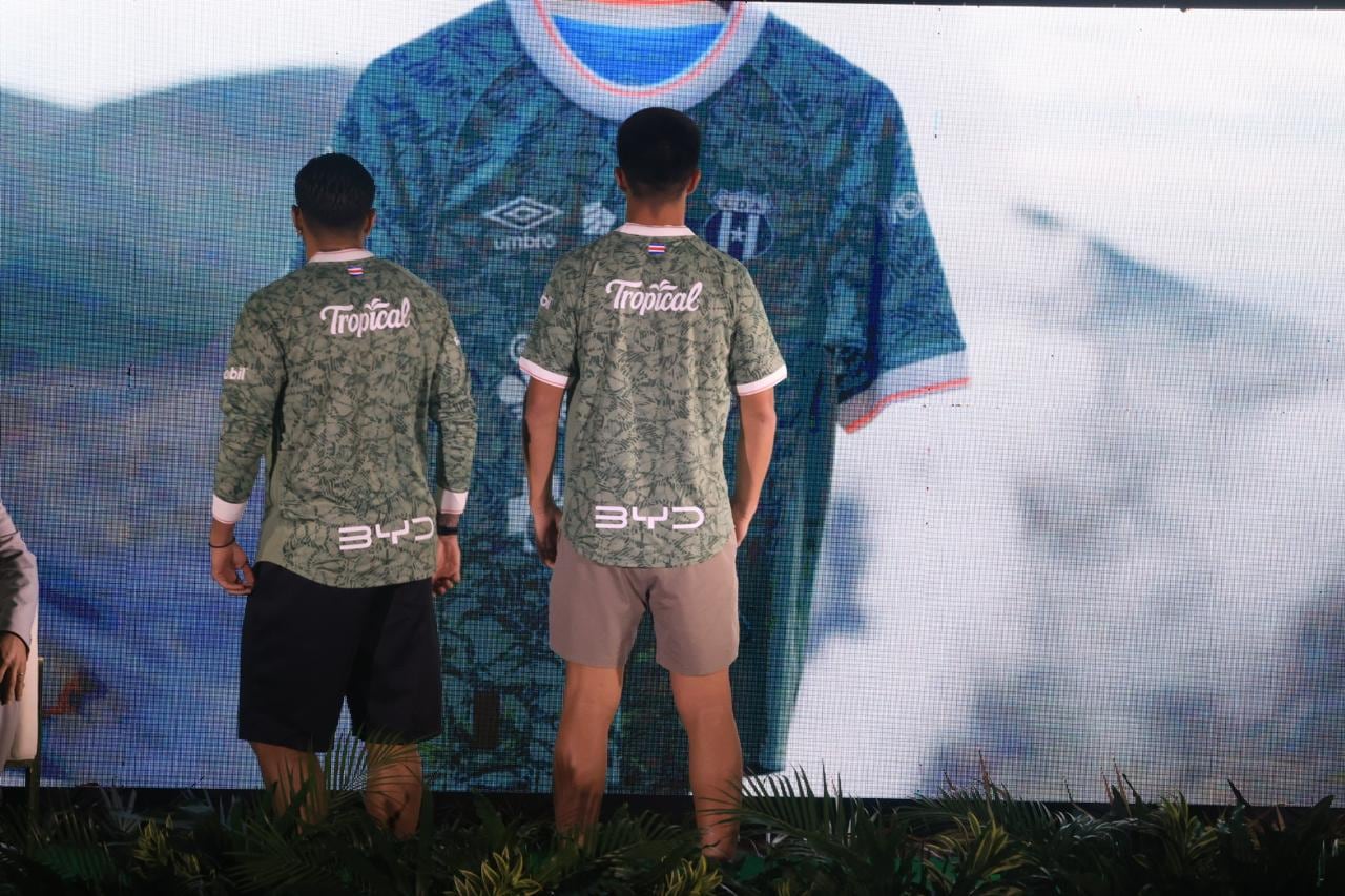 Alajuelense presentó su tercer uniforme inspirado en el Volcán Poás. Foto: Rafael Pacheco.