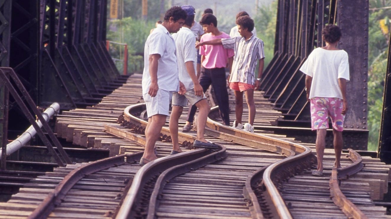 Una foto emblemática e inolvidable. Las líneas de tren como escalas de la magnitud del terremoto. Foto: Archivo LN