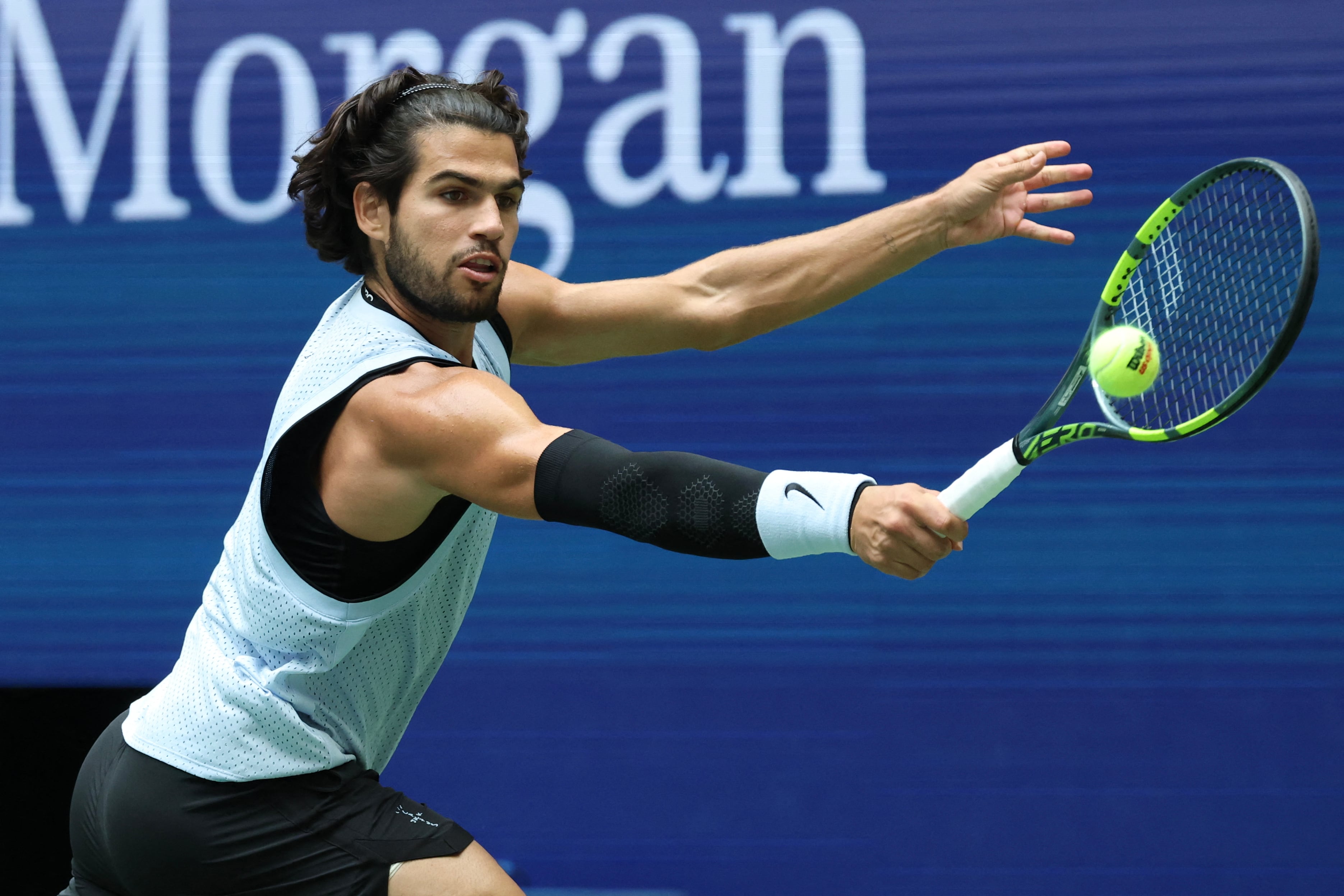 El español Carlos Alcaraz devuelve la pelota ante el estadounidense Tommy Paul, durante el partido por el US Open en el estadio Billie Jean King de Nueva York.