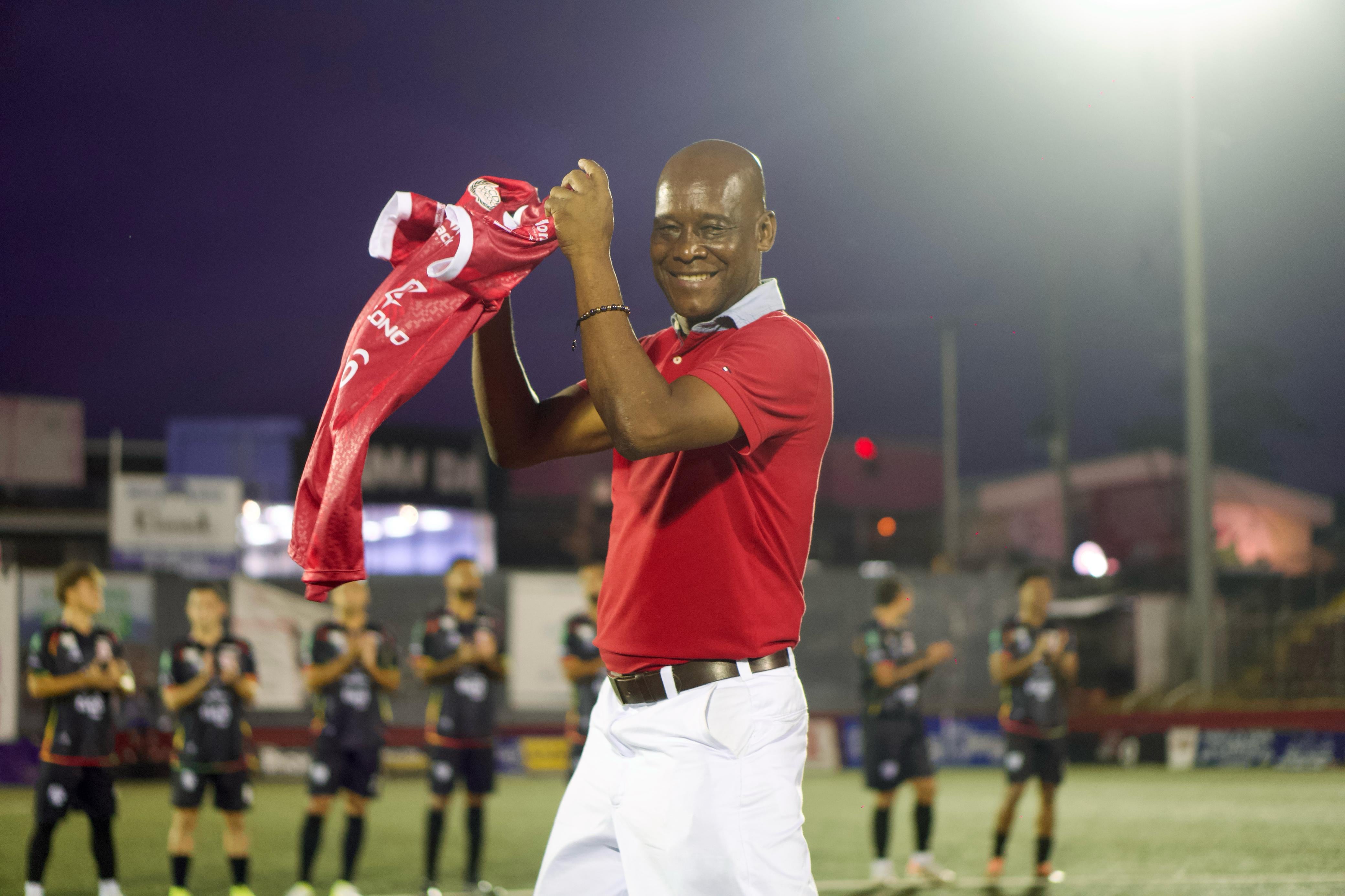 Juan Arnoldo Cayasso recibió un homenaje antes del partido entre Santos y Sporting.