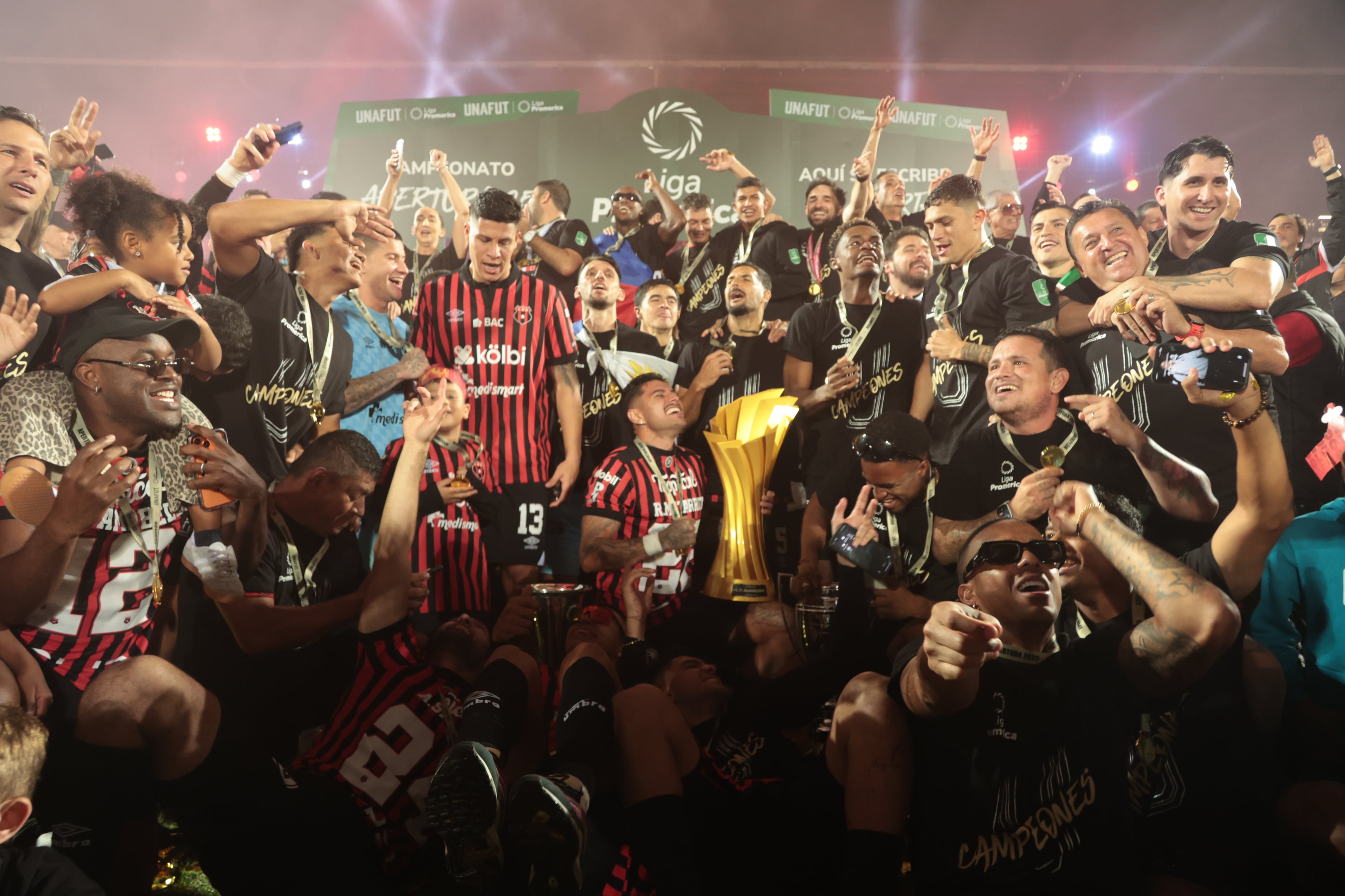 20/12/2025/ partido de ida entre Liga Deportiva Alajuelense vs Saprissa por el partido de vuelta de la final del Torneo apertura de la Liga Promerica 2025 en el estadio Alejandro Morera Soto / foto John Durán