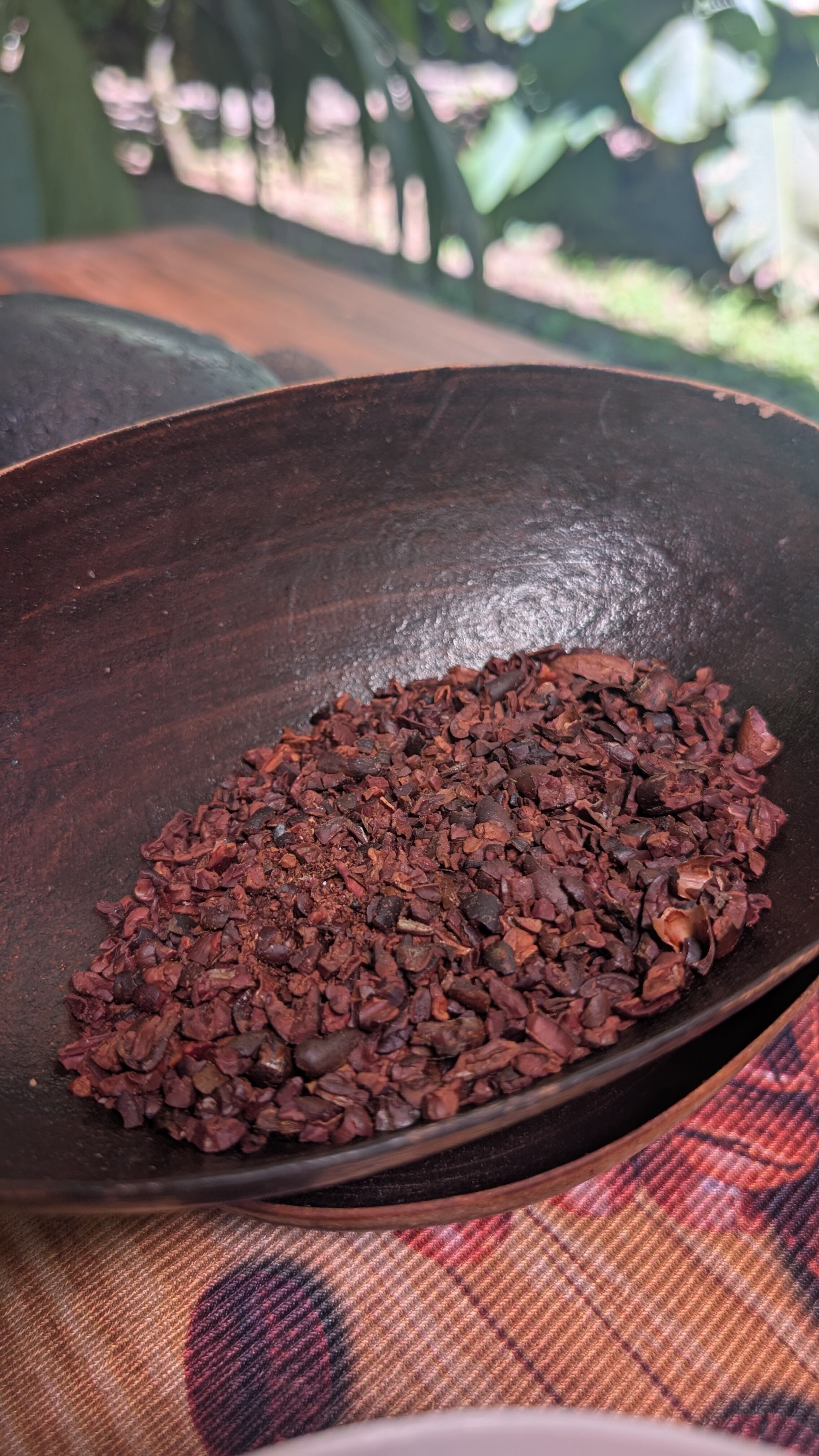 ¿Qué diferencia al chocolate del cacao? ¿Qué diferencia a un chocolate de 70% de pureza, de uno de 90% de pureza? ¿Qué diferencia hace que en ese 30% restantes se agregue leche? ¿Qué diferencia hace el método de tostado? Todos estos factores influyen no solo en el sabor del producto, sino en el impacto que este tendrá en su salud.
