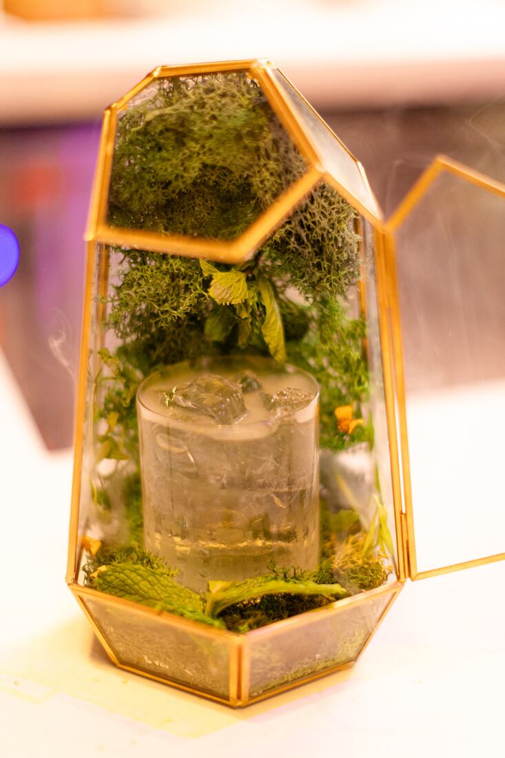 NATU, en Monteverde, es una coctelería que ofrece toda una experiencia a sus consumidores: tragos conceptualizados, storytelling y un local sorprendente.