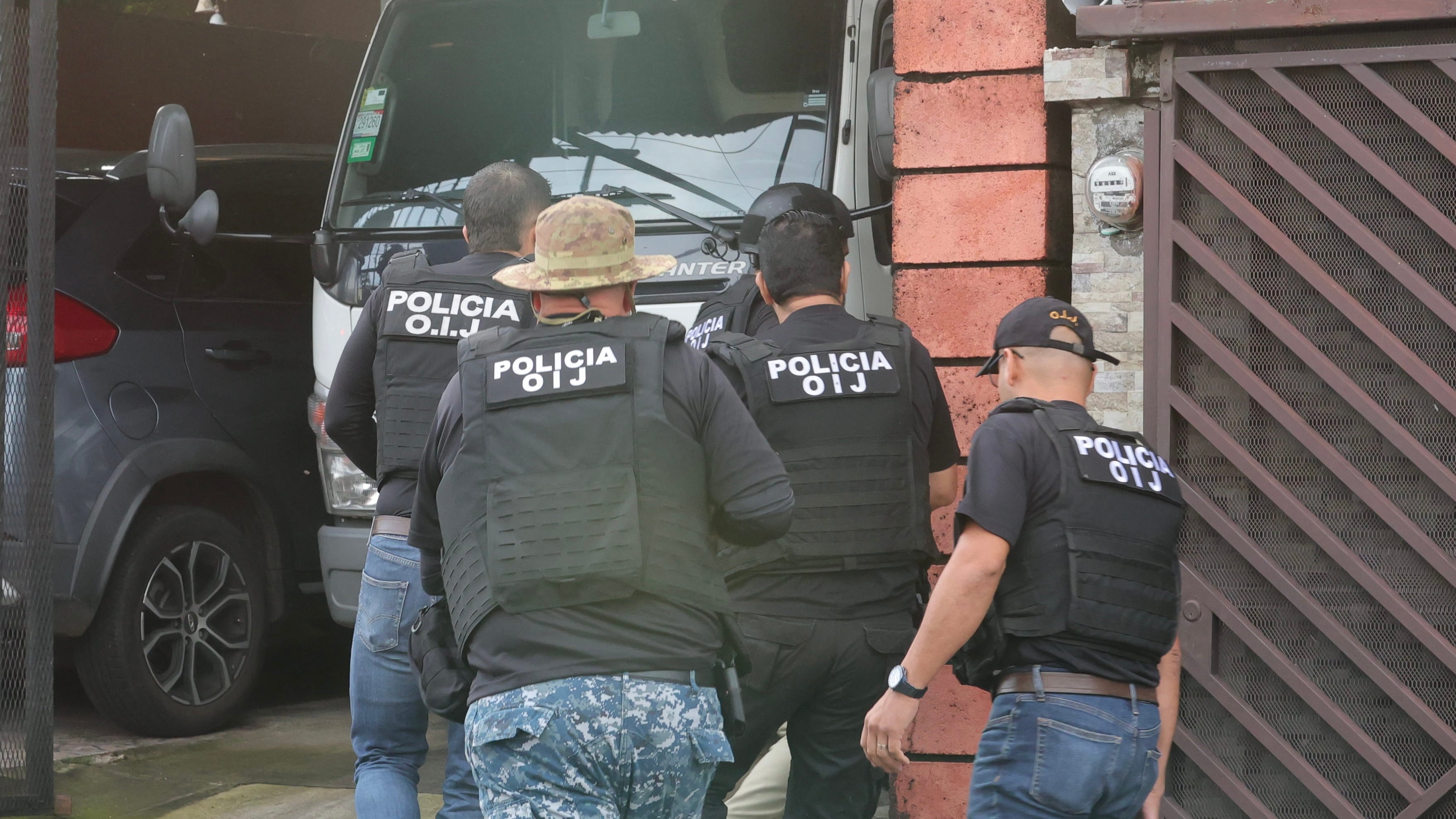Agentes del OIJ de Heredia allanaron la casa de un oficial de la Policía Municipal de Heredia, sospechoso de robar ¢13 millones de dos cajas fuertes de un campo ferial.