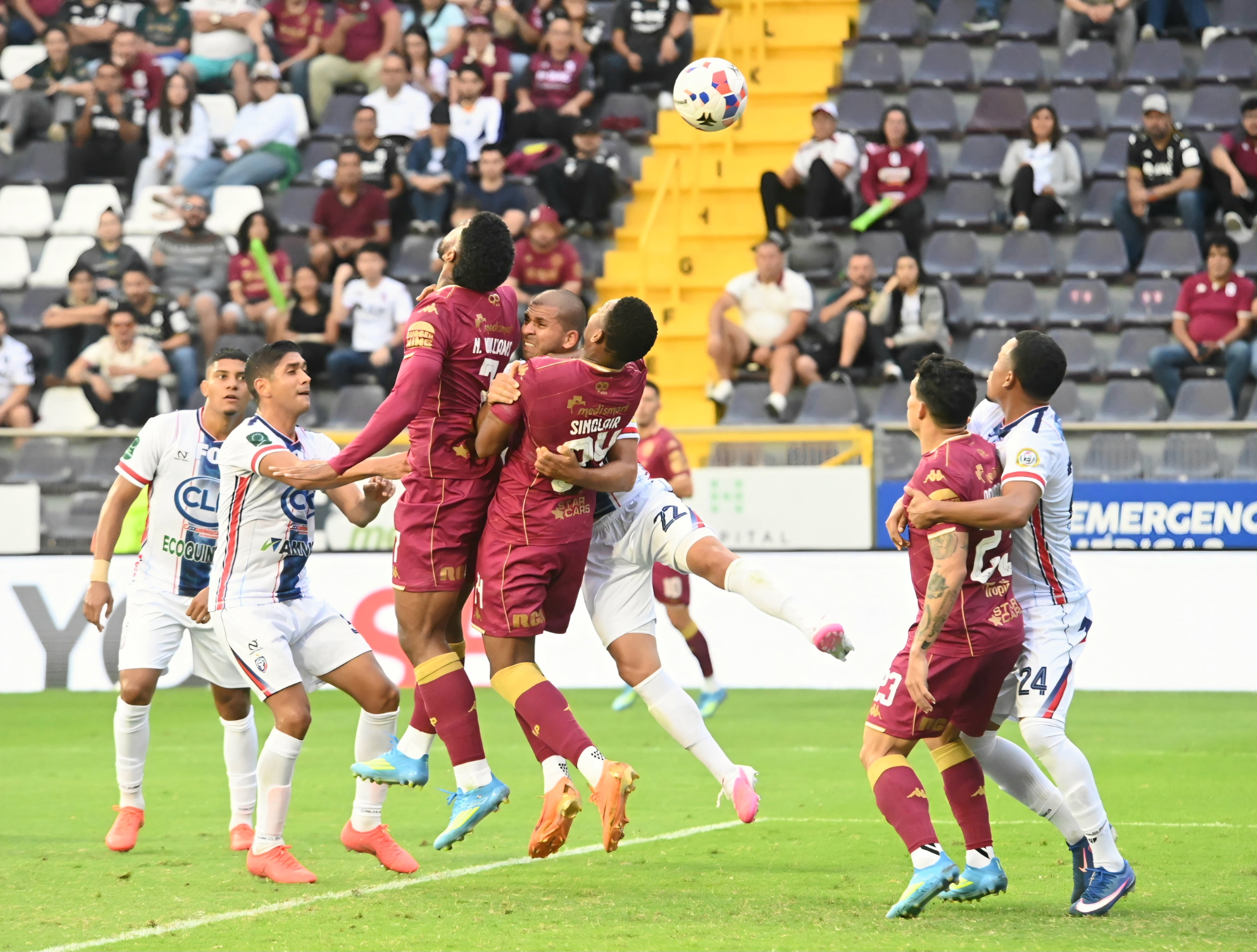 02 de agosto del 2026. Estadio Ricardo Saprissa. 16:00 hrs. El Deportivo Saprissa se enfrenta al San Carlos FC en la jornada 2 del Torneo de Apertura 2026 del Campeonato Nacional de fútbol de la Primera División. En la foto: los técnicos Hernán Medford y Walter Centeno y acciones importantes del juego. Foto: Albert Marin.