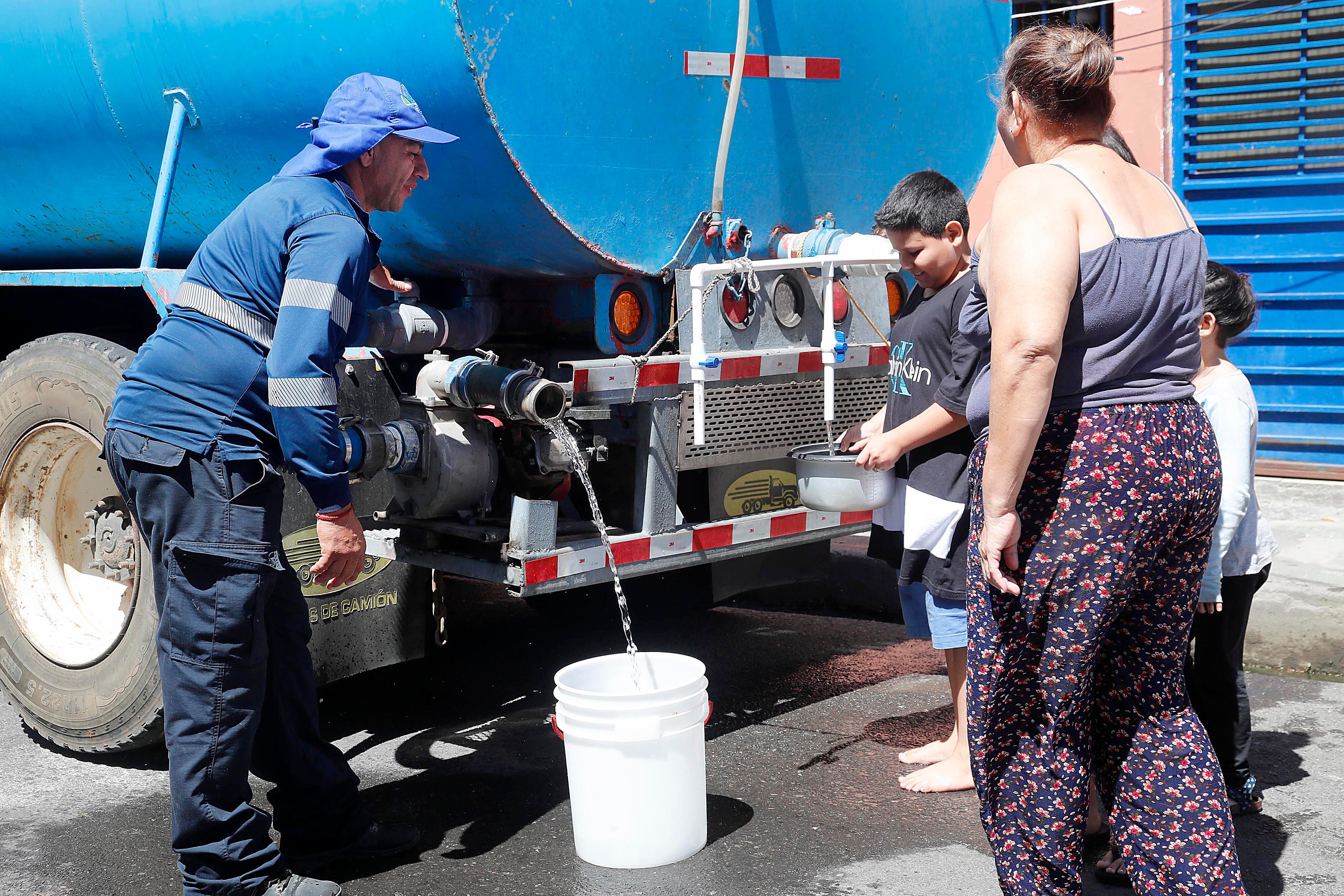 0/01/2024 Cinco Esquinas de Tibás, barrio San Gabriel Sur. Un camión cisterna contratado por Acueductos y Alcantarillados (AyA) repartió agua potable este martes por la mañana. Hombres, mujeres y niños de todas las edades se acercaron botellas, bidones, tarros y ollas para recoger agua ante la crisis que se vive por la contaminación del líquido con algún hidrocarburo hasta ahora desconocido. Foto: Rafael Pacheco Granados