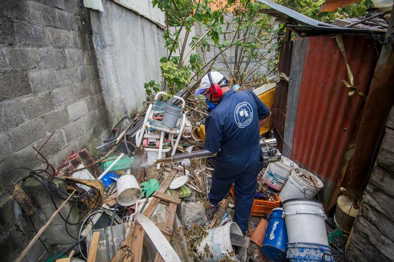 Estos son los alrededores de una vivienda en el barrio Corina Rodríguez, en Alajuelita, San Jósé. Luis Solís fumigó el viernes. | JOSE CORDERO