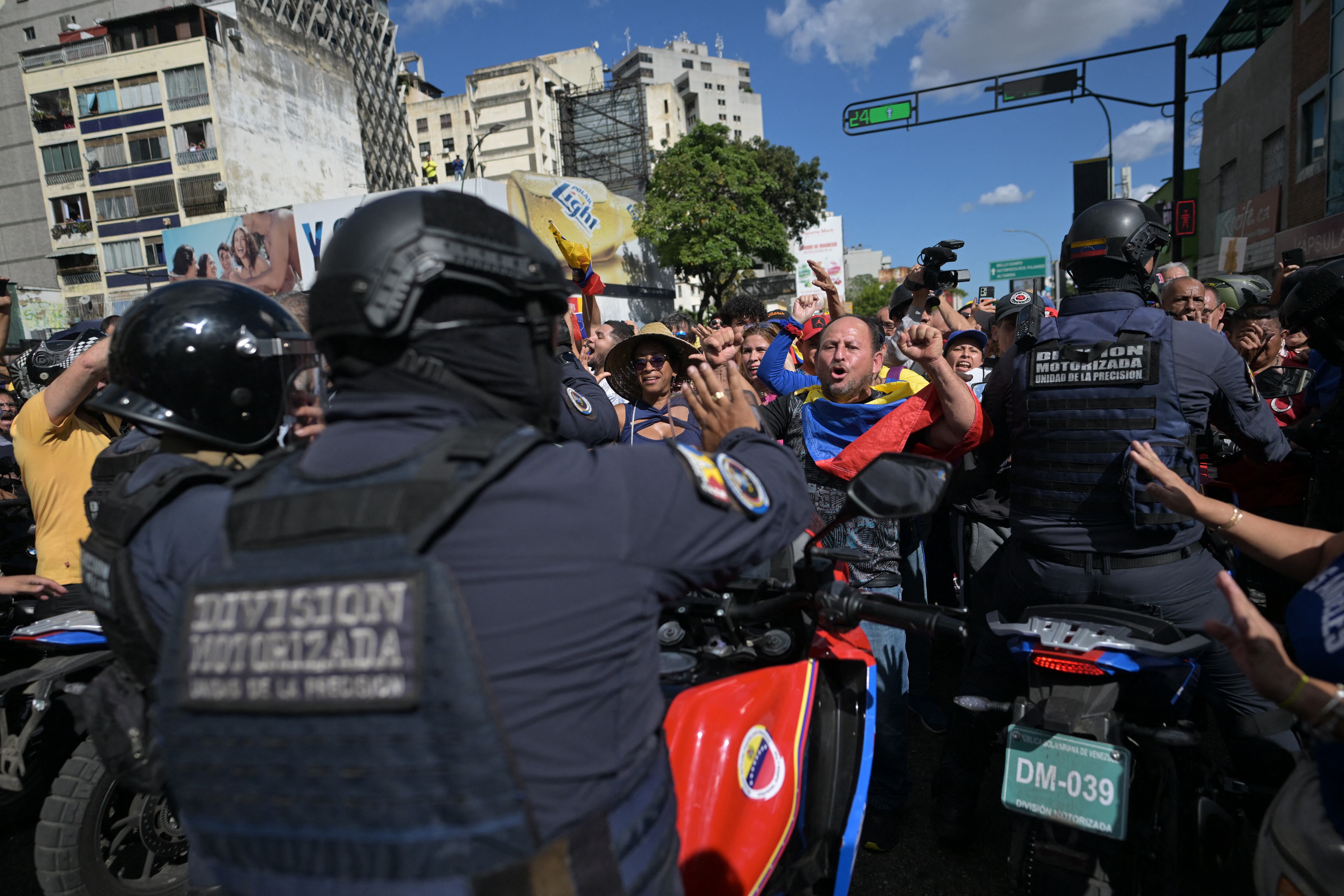 Policías motorizados irrumpen en una manifestación convocada por la oposición en Caracas el 9 de enero de 2025, en vísperas de la polémica investidura presidencial de Nicolás Maduro para un tercer mandato consecutivo