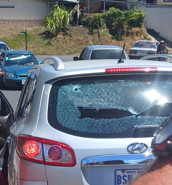 El carro tenía impactos de bala en el parabrisas trasero y la carrocería. Foto: Cortesía.