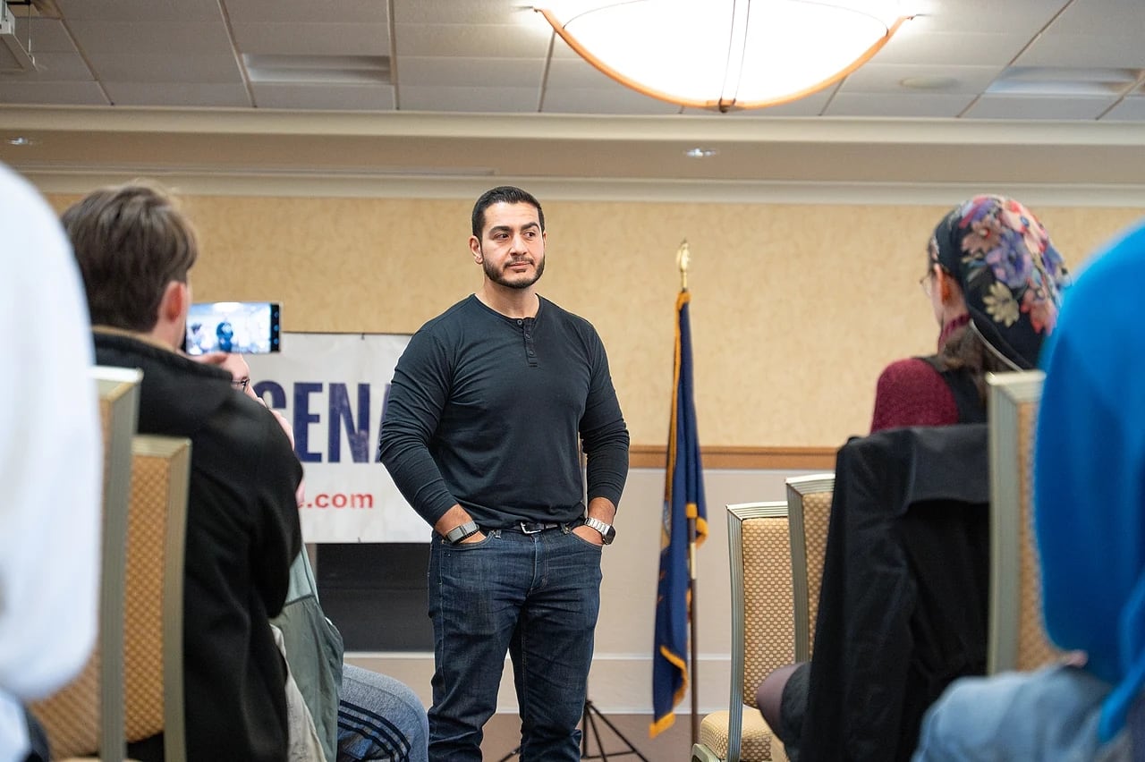 Abdul El-Sayed en un acto de campaña en la Universidad Tecnológica de Michigan en 2025.