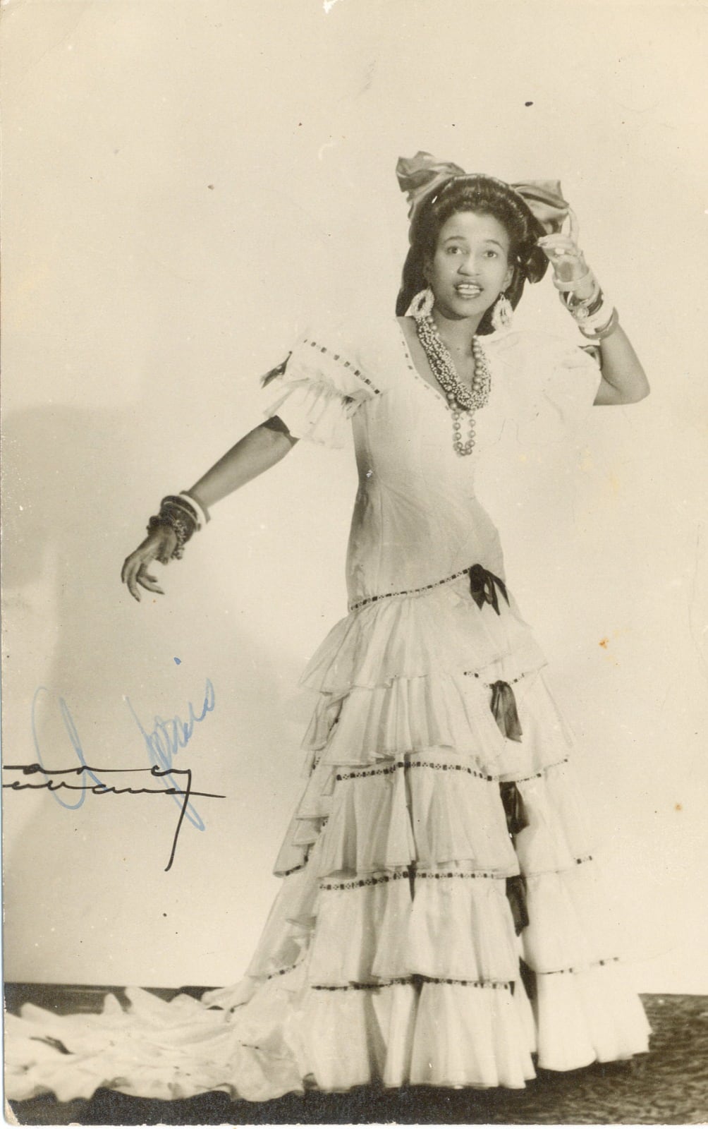 Celia Cruz en sus inicios artísticos en Cuba, donde participó en música, teatro y radio.