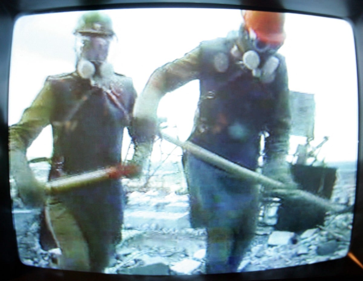 Un monitor de televisión en el museo de la catástrofe de Chernóbil en Kiev transmite el 18 de abril de 2006 un documental sobre los «liquidadores», unos 600.000 soldados de primera línea, bomberos y civiles que fueron desplegados durante cuatro años para limpiar tras el desastre nuclear de Chernóbil.