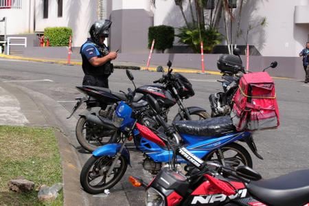 Policía Muncipal sanciona a motocicletas mal estacionadas pero no puede multar a bicimotos.