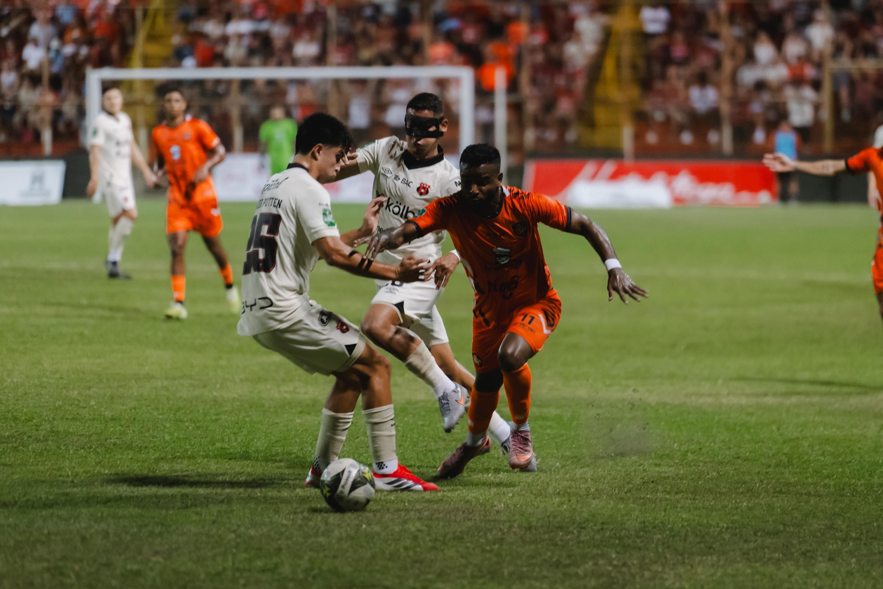 Randy Taylor sirvió una asistencia y marcó un gol en el partido entre Puntarenas y Liga Deportiva Alajuelense.