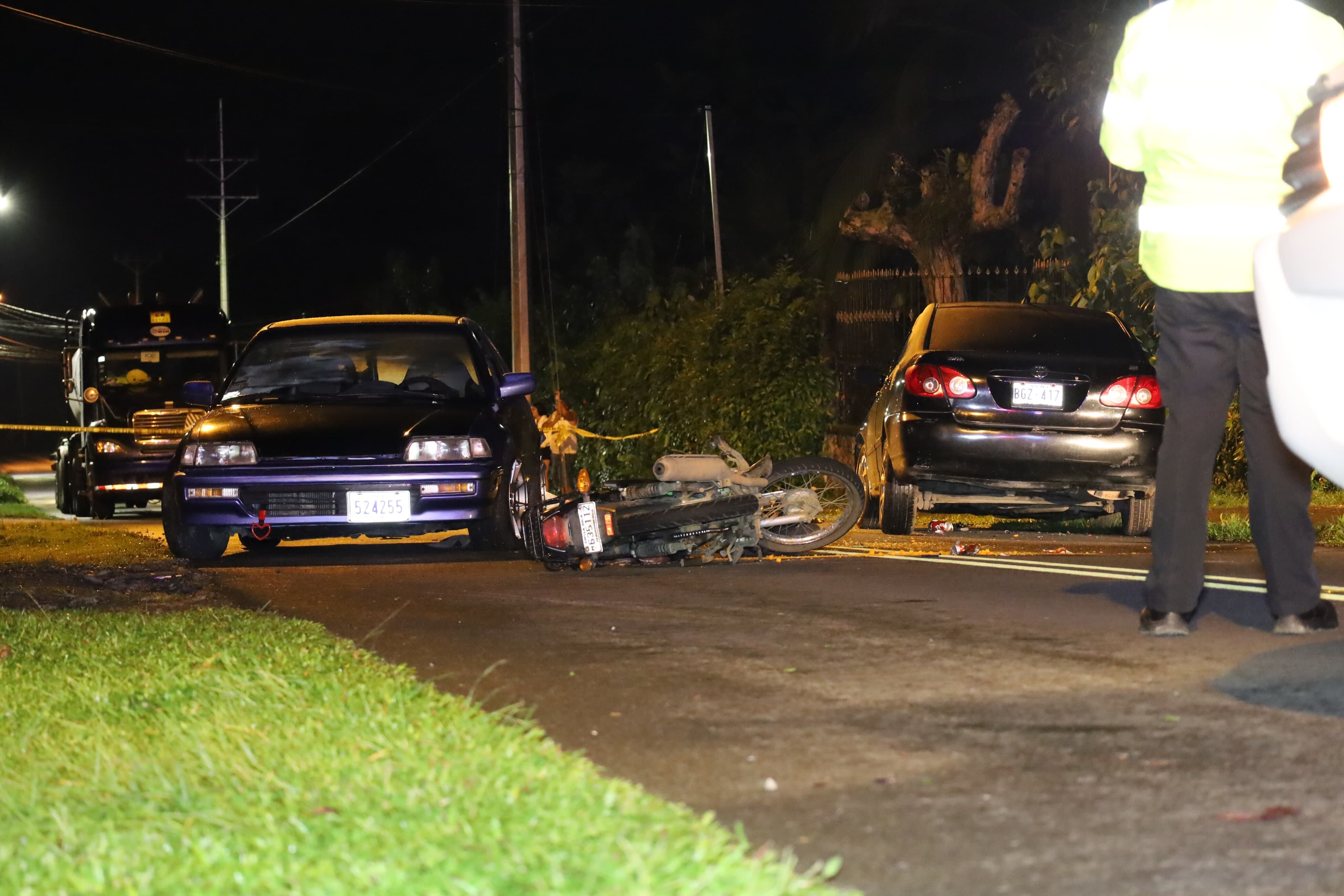 El accidente en el que se vieron involucrados una moto y dos automóviles, dejó como saldo un fallecido. Foto: Reiner Montero.