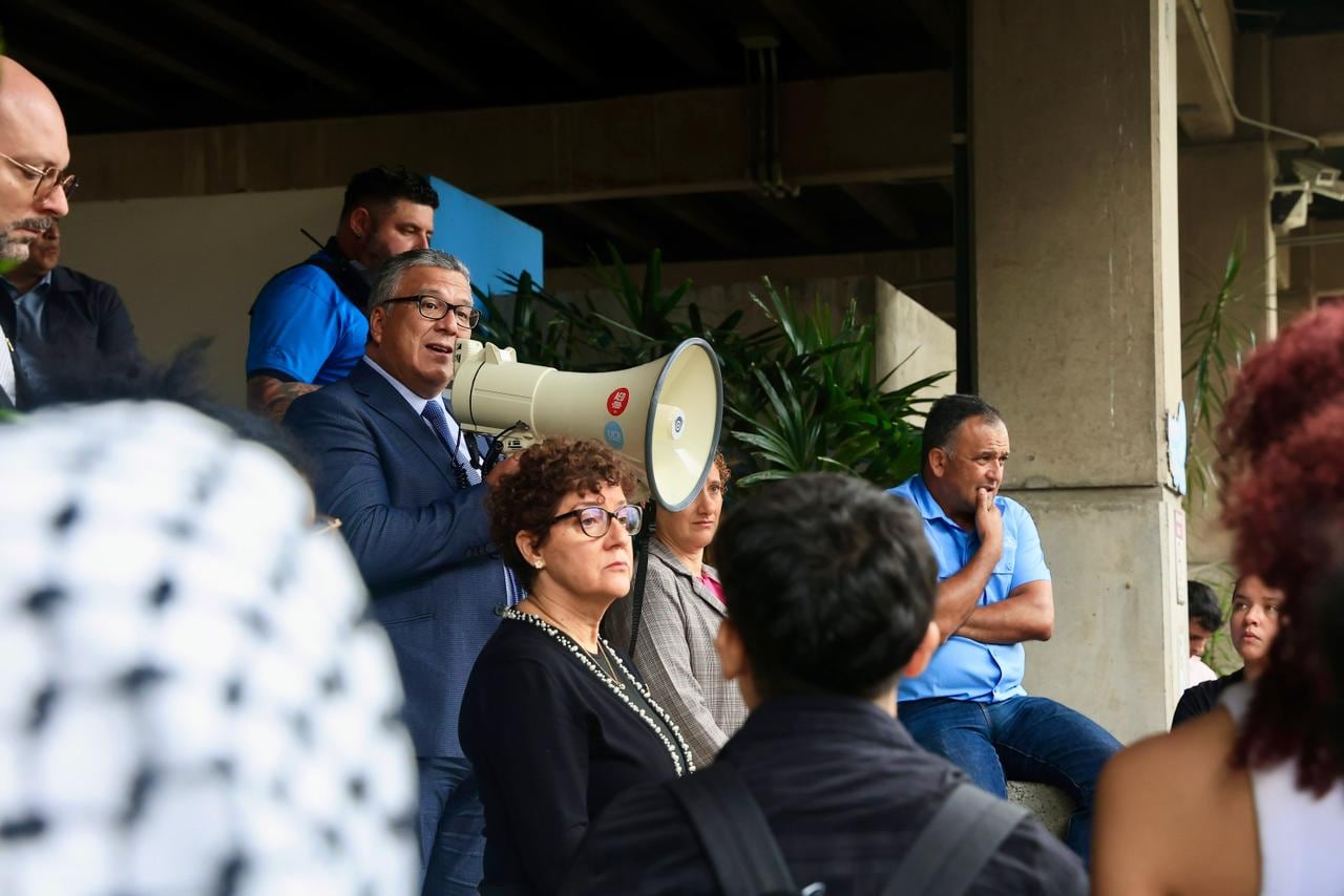 Estudiantes de la UCR protestan en la Rectoría por falta de apoyo del rector Carlos Araya, en las negociaciones del FEES.