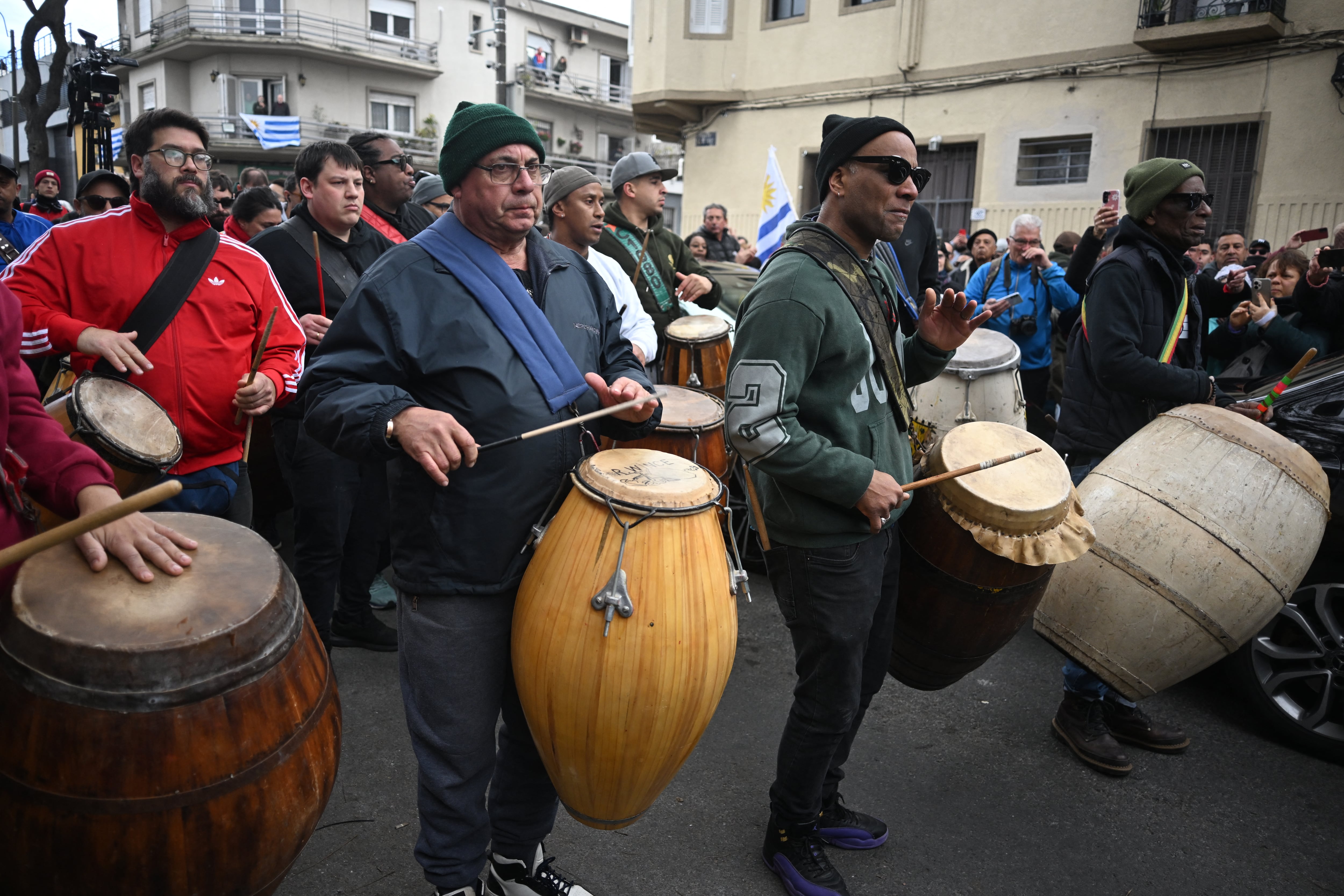 Decenas de personas salieron a las calles de Montevideo a tocar en memoria de Rubén Rada.