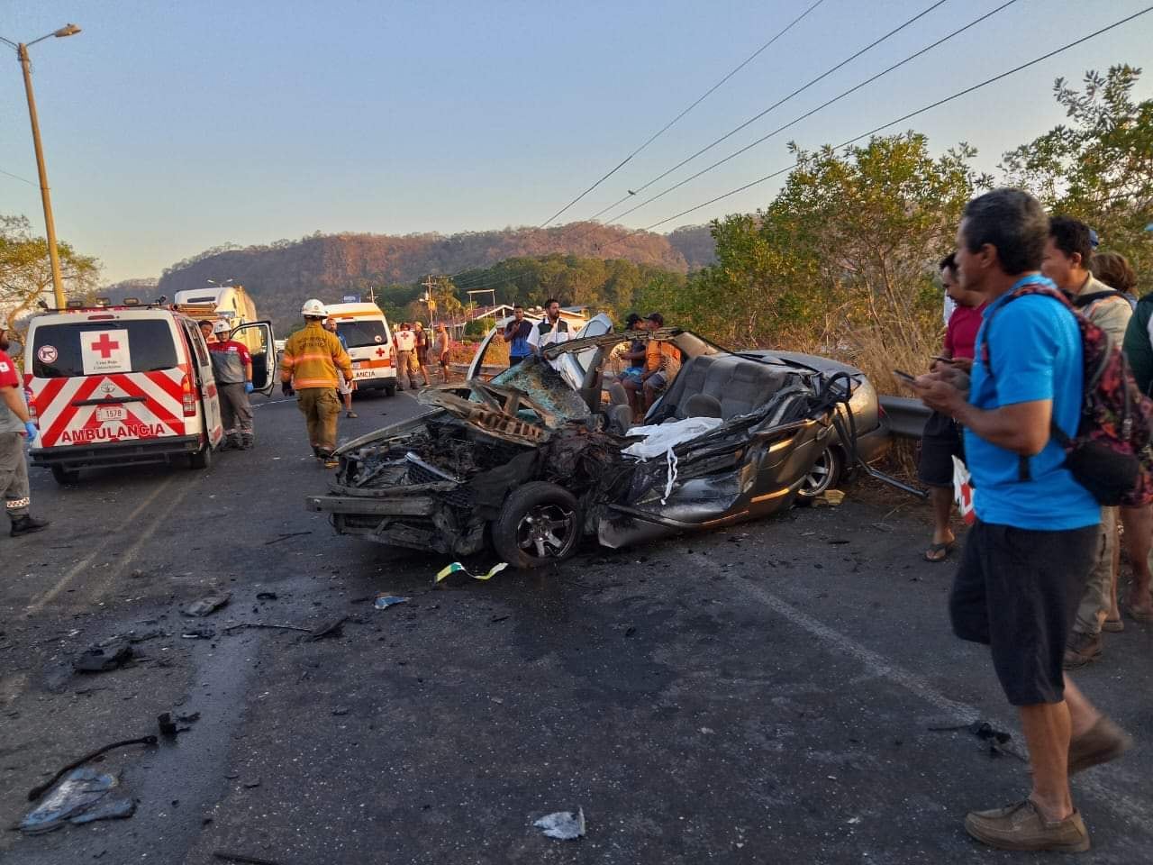 Los dos jóvenes que se accidentaron frente a un autobús viajaban hacia Puntarenas, en un automóvil de color gris oscuro.