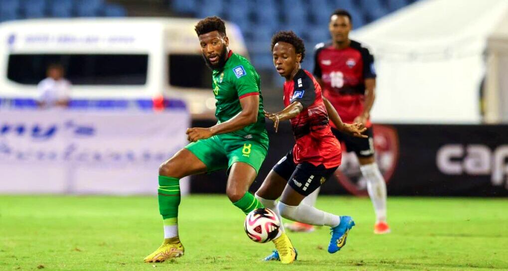 Myles Hippolyte, delantero de Granada, en juego contra Trinidad y Tobago