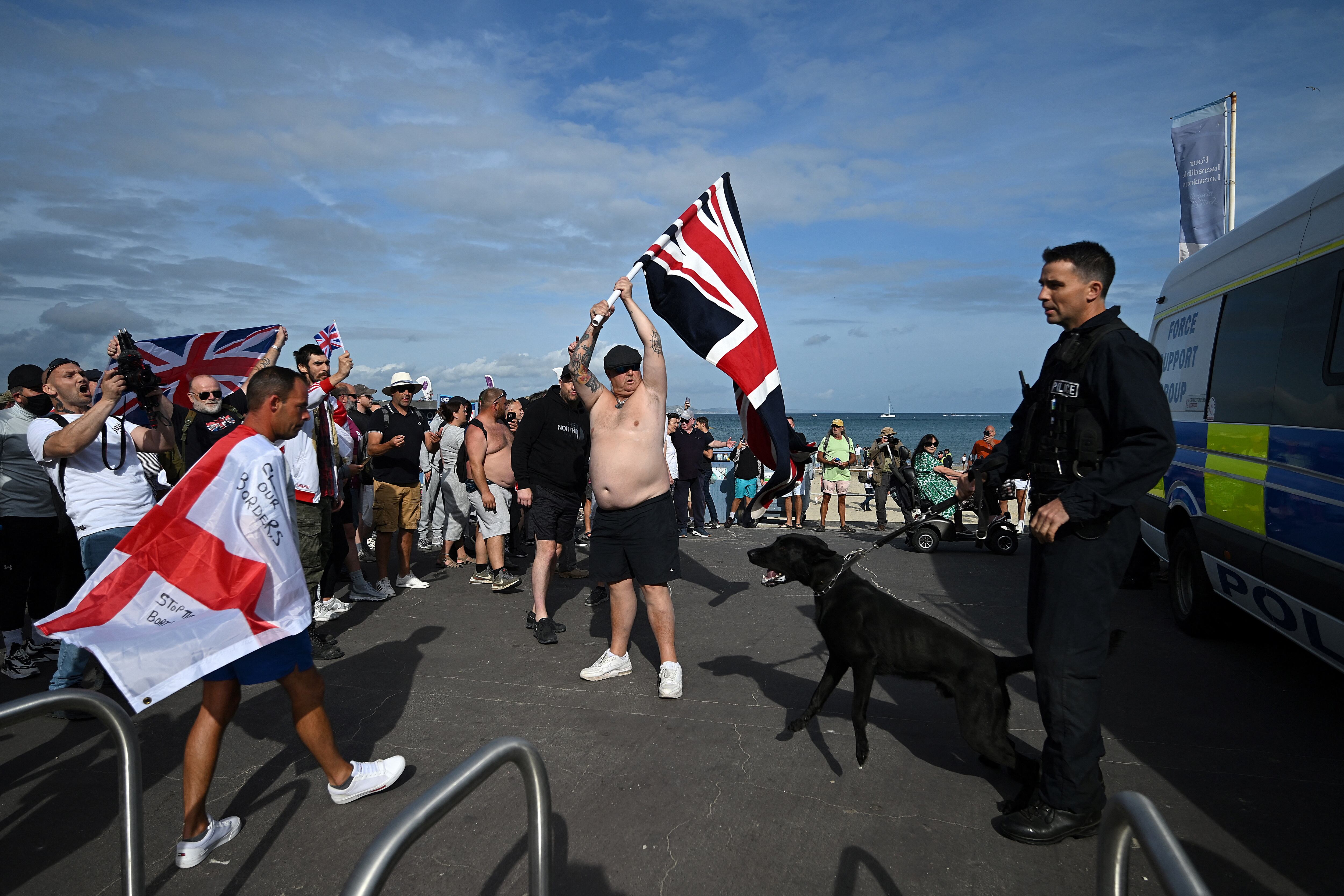Los manifestantes de extrema derecha se enfrentaron a la policía británica durante tensas manifestaciones mientras los disturbios relacionados con la desinformación sobre un apuñalamiento masivo que mató a tres niñas se extendían por todo el Reino Unido. (Foto de JUSTIN TALLIS / AFP)