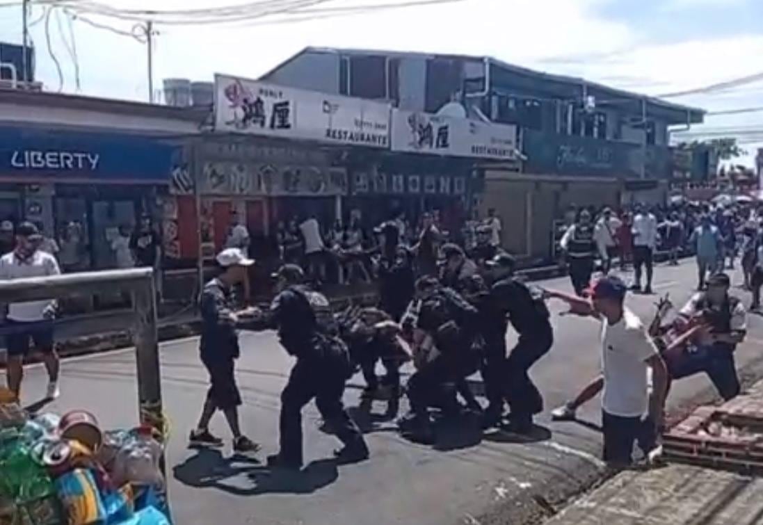 Oficiales fueron agredidos con objetos mientras intentaban controlar la violencia en el desfile de Quepos.