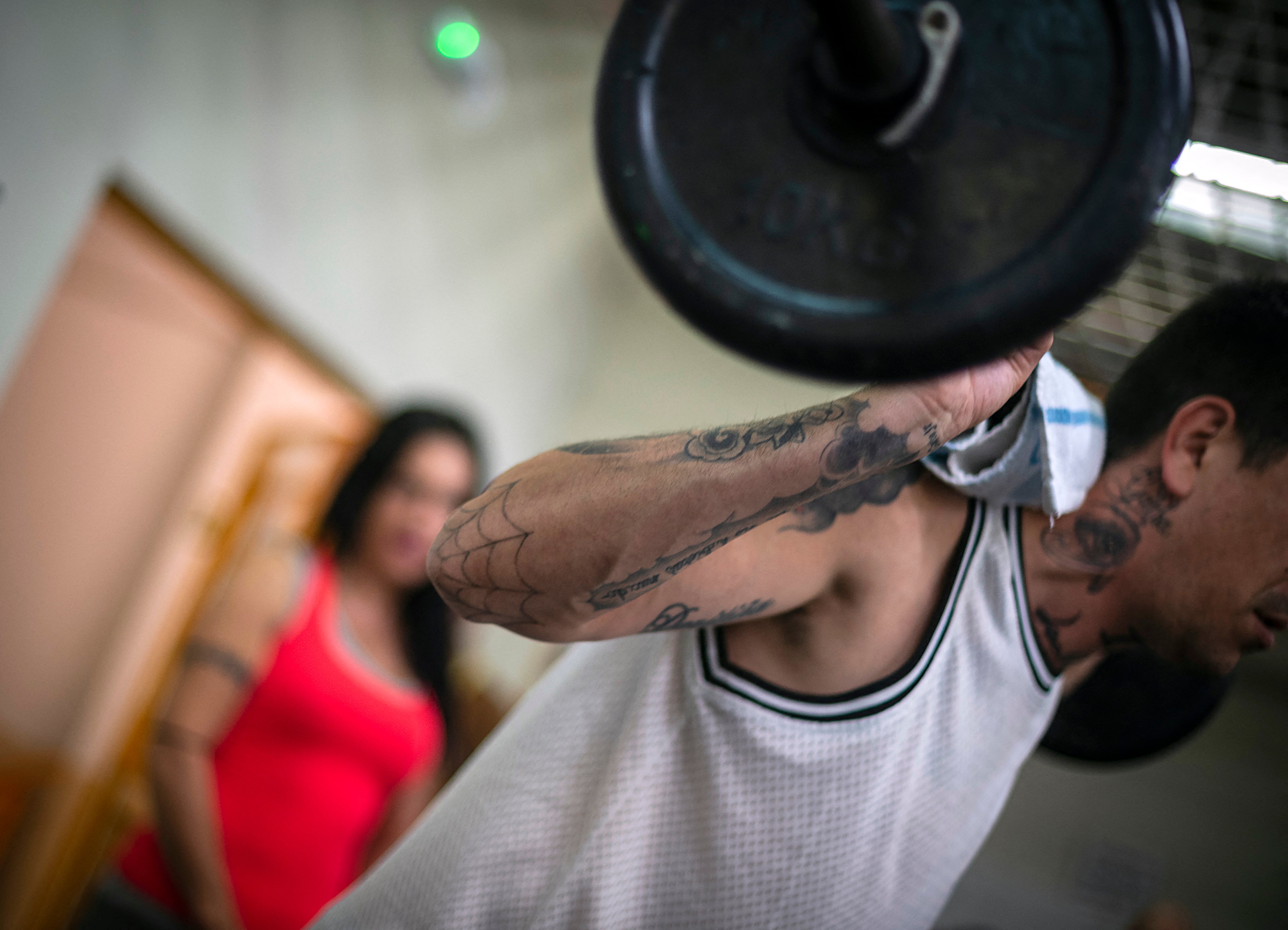 Reclusos y reclusas hacen ejercicio en el gimnasio de la prisión de Teixeiro, cerca de A Coruña, el 5 de octubre de 2023. Hombres y mujeres viven juntos desde 2021 en una de las alas de la prisión de Teixeiro, cerca de A Coruña, en la verde región española de Galicia. en un intento por preparar mejor a los reclusos para su reintegración a la sociedad una vez que sean liberados. (Foto de MIGUEL RIOPA/AFP)