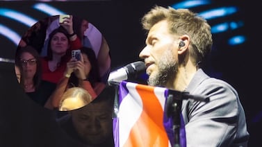 La gente ignoró a Sin Bandera en pleno show por esto que ocurría entre el público: vea el impensado y viral momento